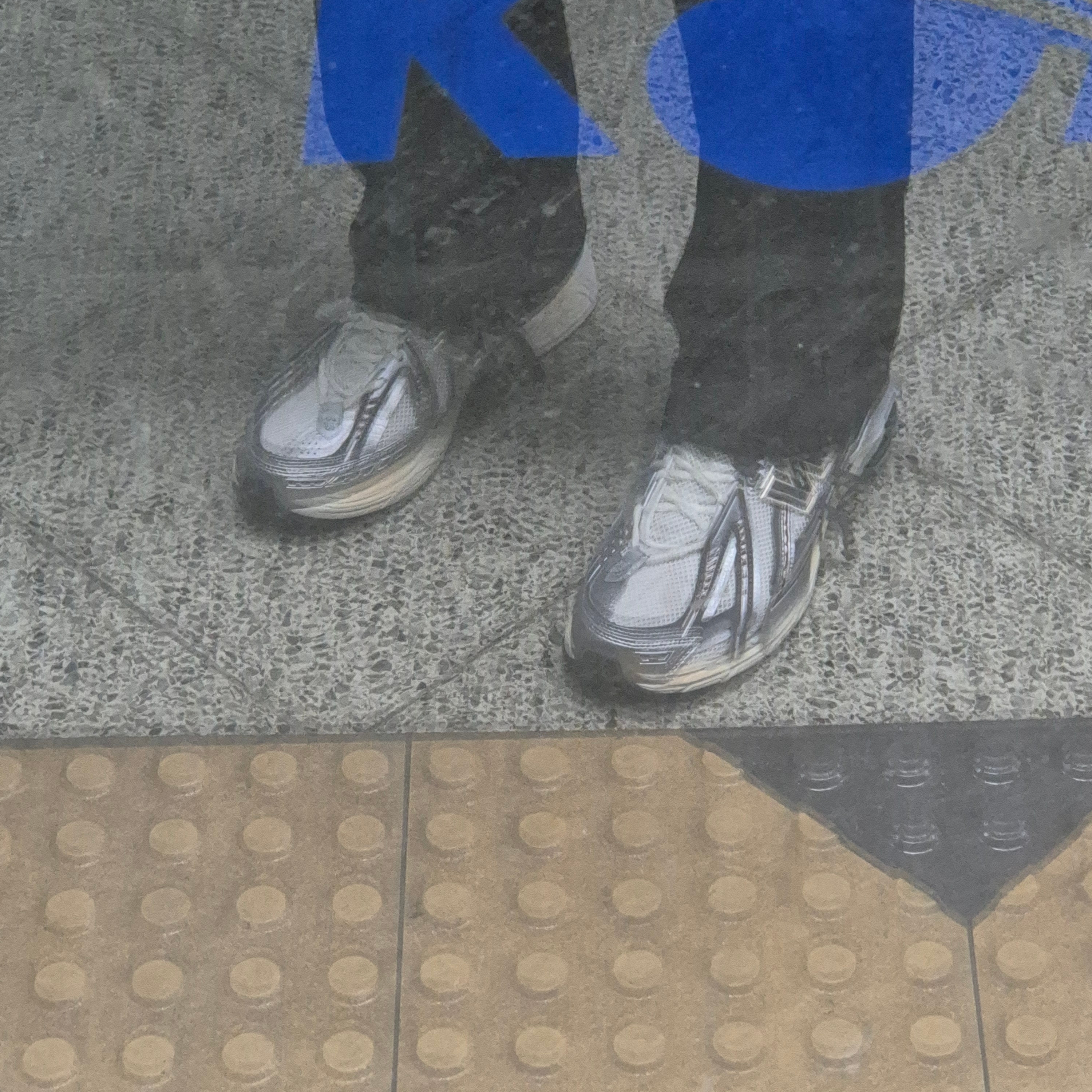 New Balance 1906A Silver Metallic Castlerock 착용 스타일