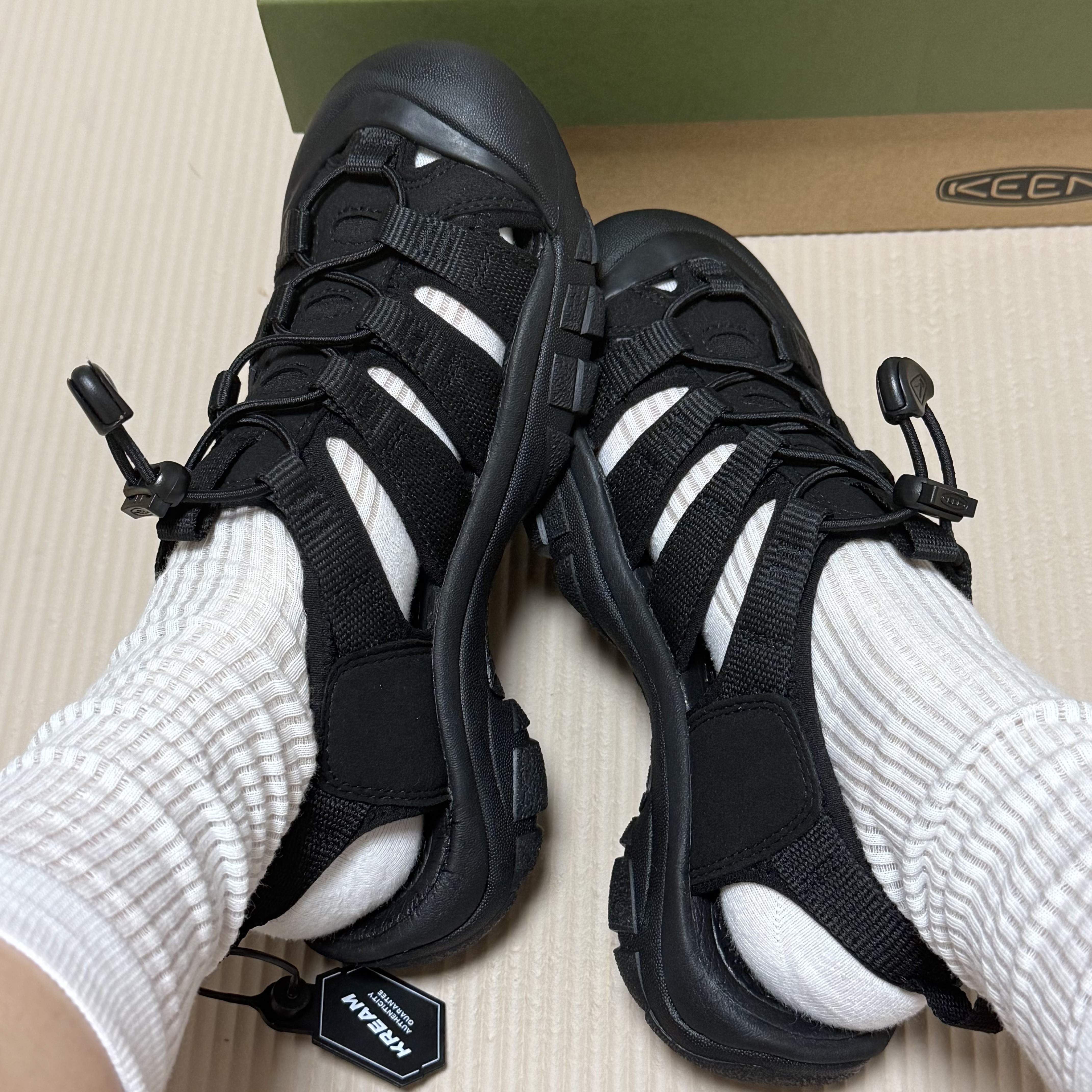 (W) Keen Newport H2 Triple Black 착용 스타일 - 2