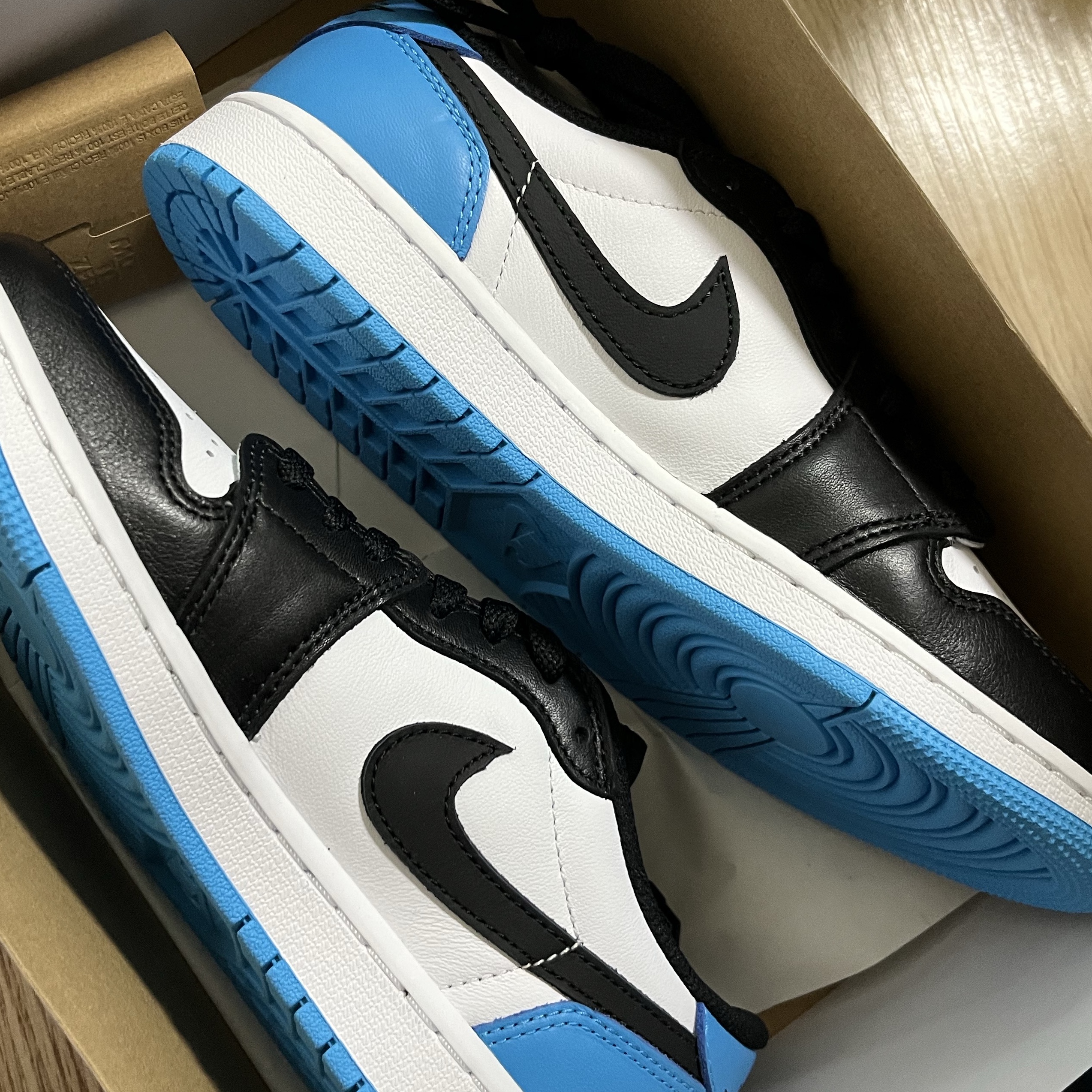 Jordan 1 Retro Low OG Black and Dark Powder Blue 착용 스타일