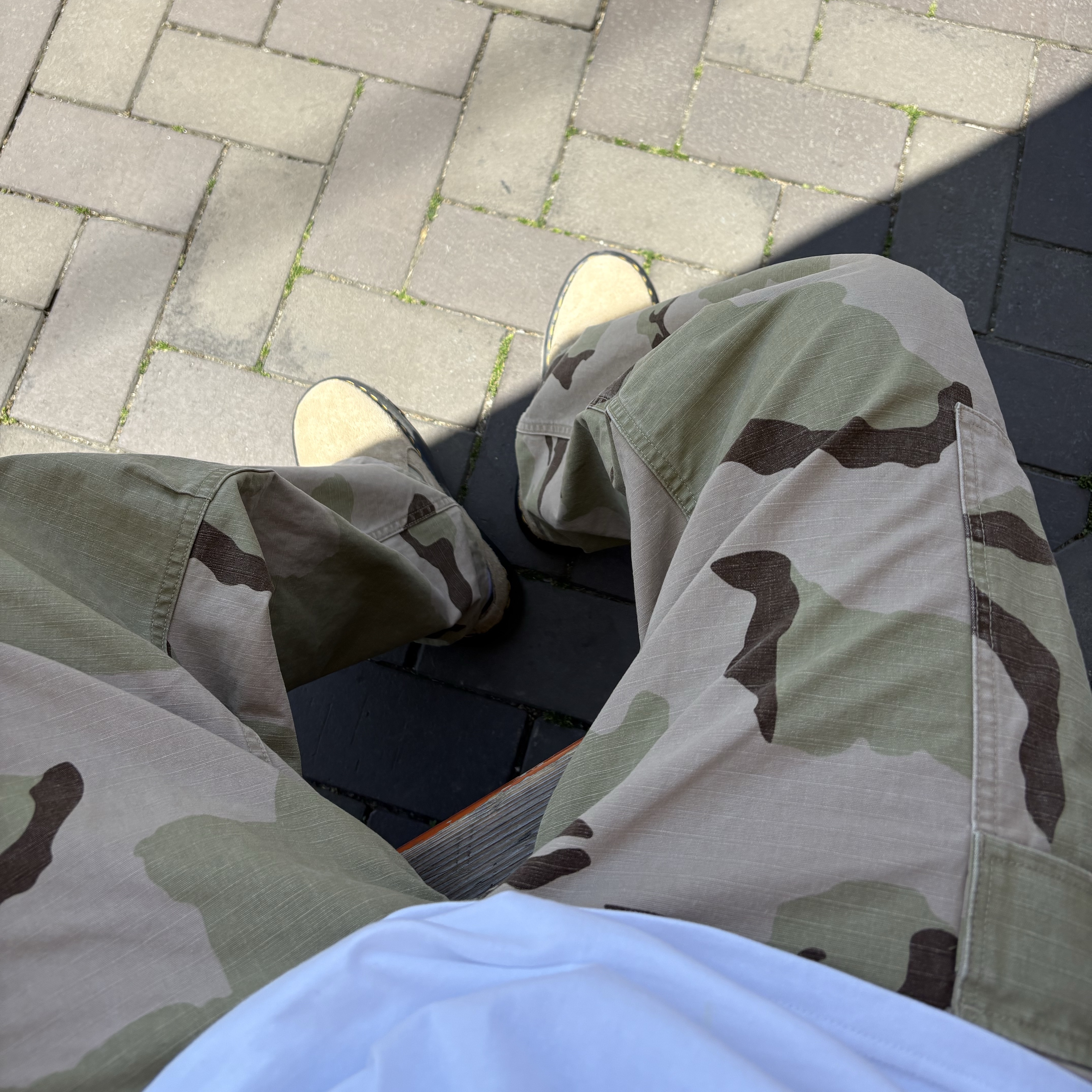Dr. Martens Isham Desert Oasis Suede Mule Beige, Stussy Ripstop Military Cargo Pants Sand Camo 착용 스타일