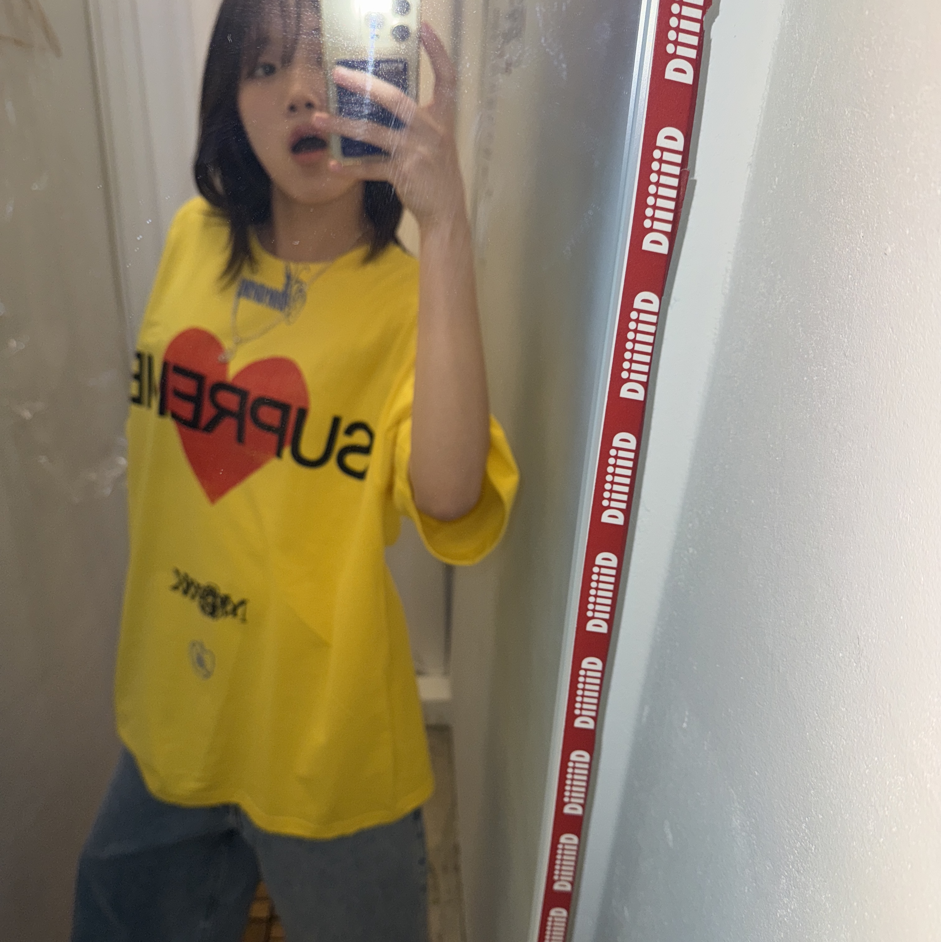 Supreme Announcing T-Shirt Yellow - 25SS, Supreme Announcing T-Shirt White - 25SS 착용 스타일 - 1