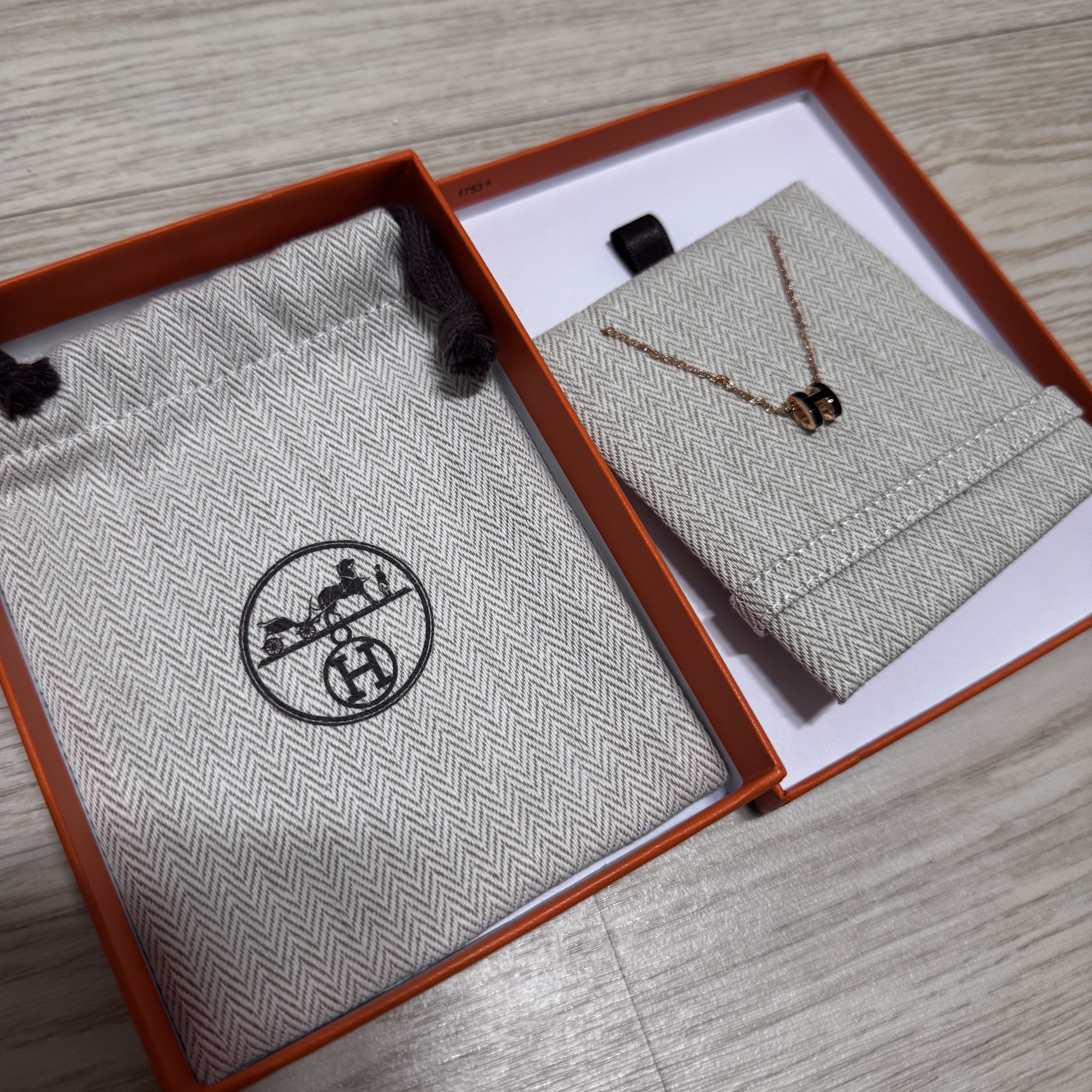 (W) Hermes Mini Pop H Pendant Rose Gold & Noir 착용 스타일 - 1