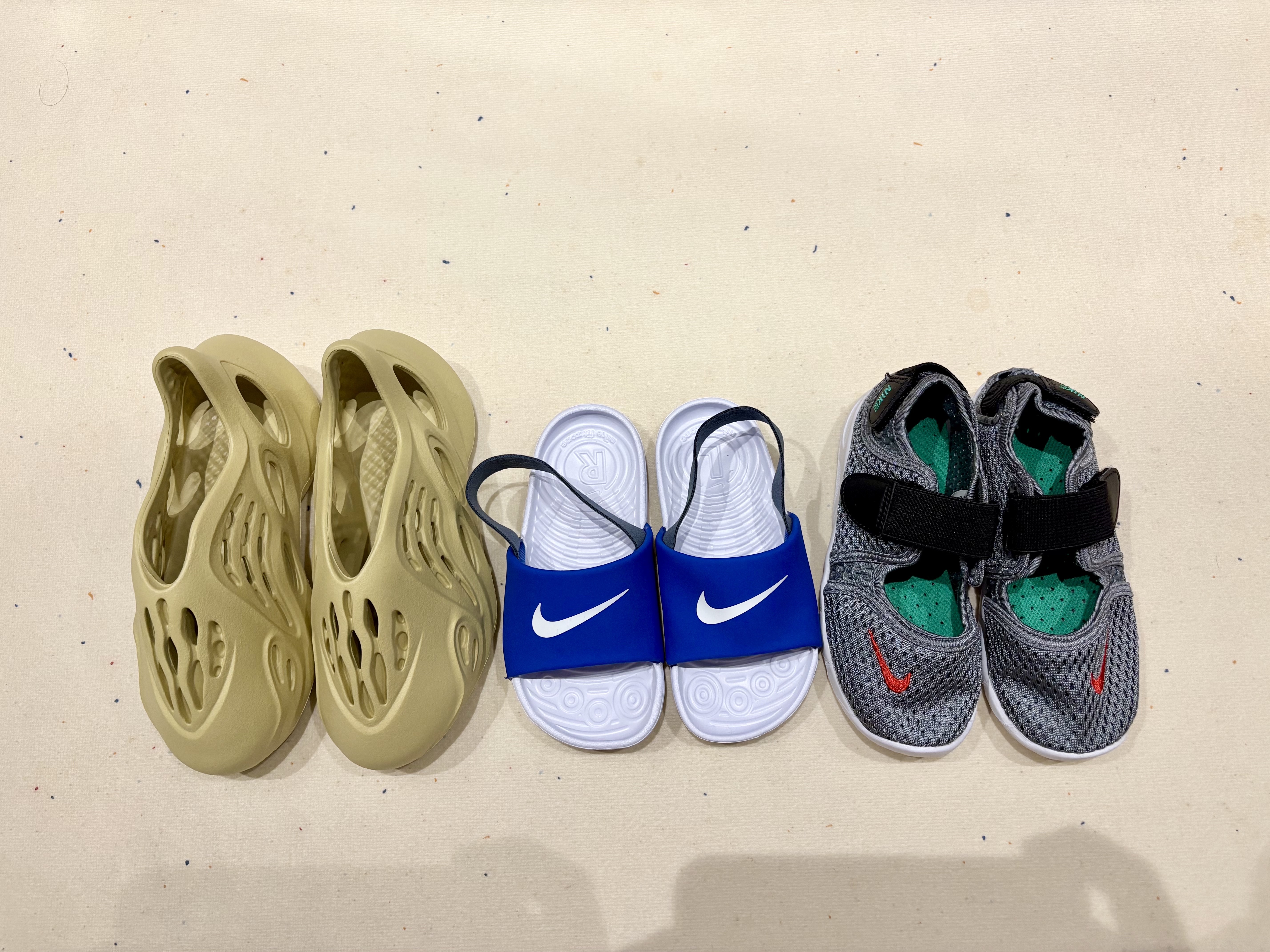 (Kids) Adidas Yeezy Foam RNNR Sulfur, (TD) Nike Rift 2 Cool Grey Light Crimson 착용 스타일