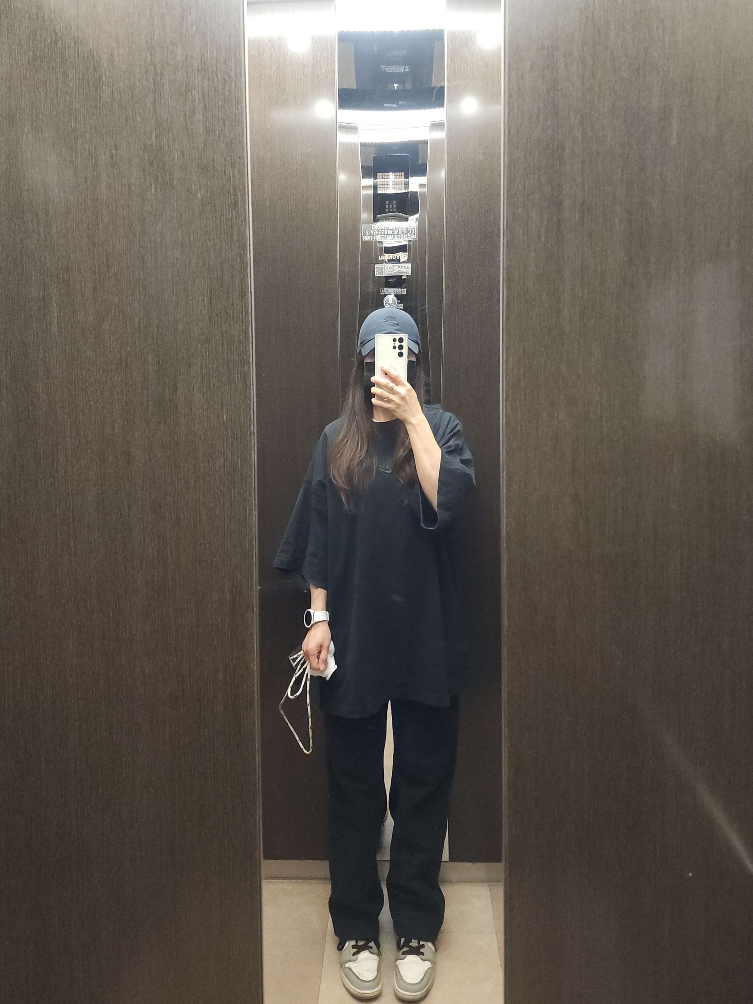 Nike NSW Premium Essentials Oversized T-Shirt Black - Asia, Jordan 1 Mid Light Smoke Grey 착용 스타일