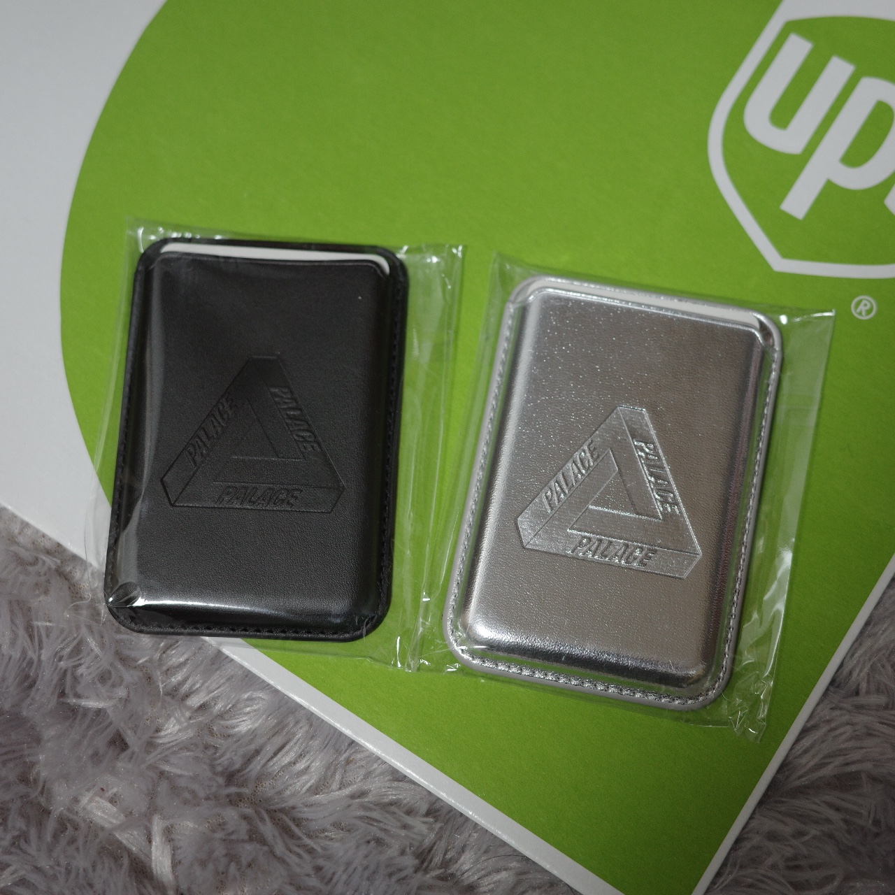 Palace Magsafe Wallet Black - 25SS, Palace Magsafe Wallet Silver - 25SS 착용 스타일 - 1