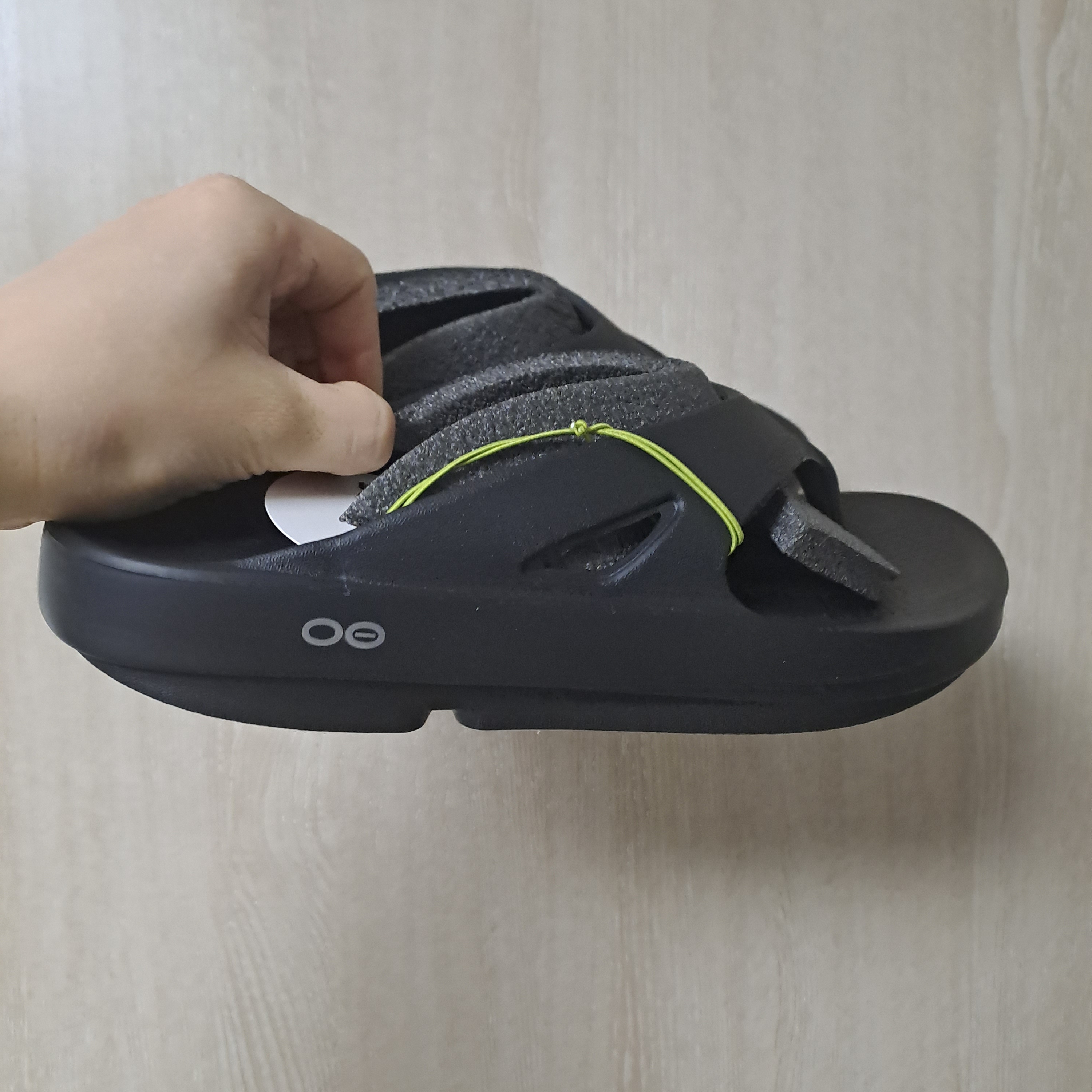 Oofos OOriginal Black 착용 스타일