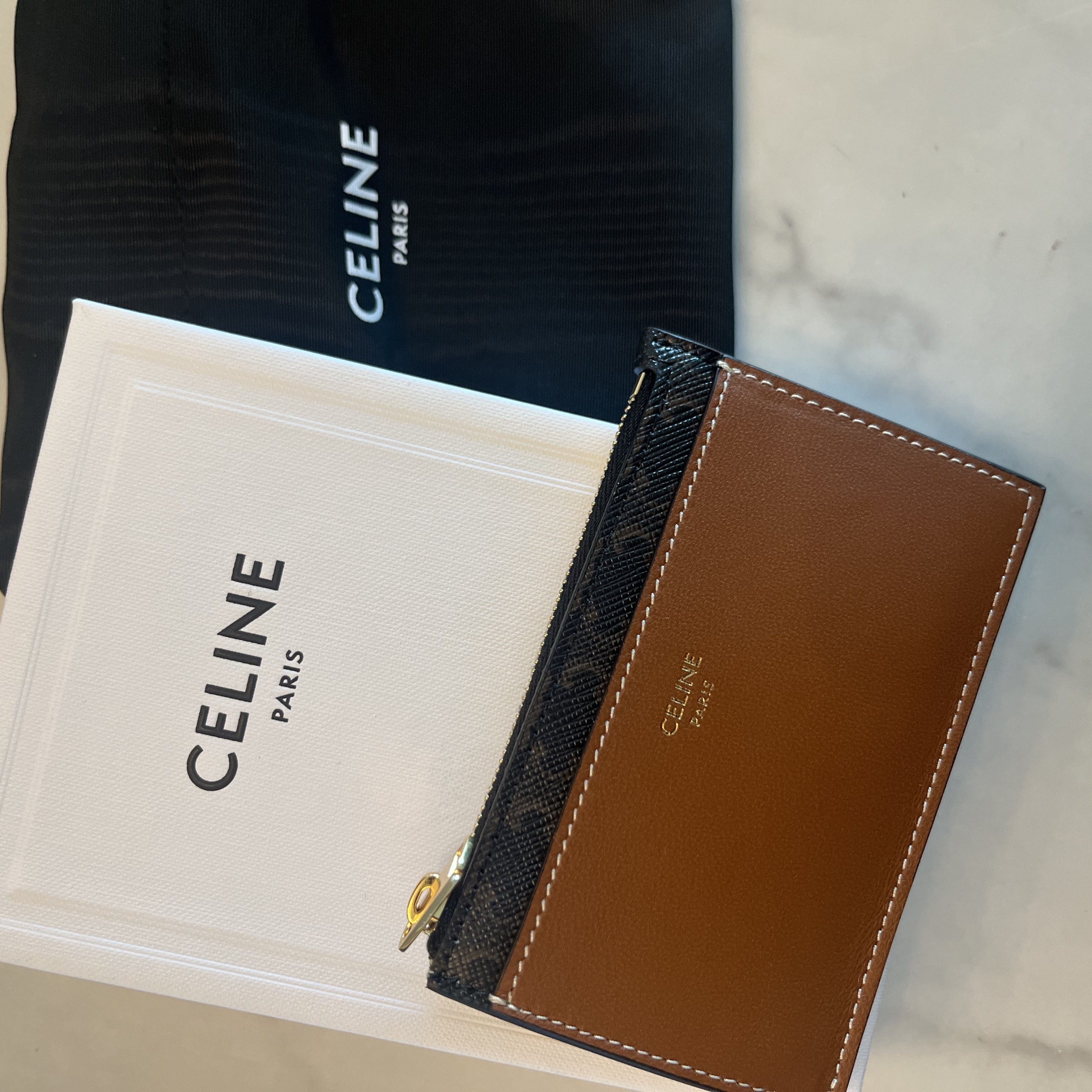Celine Zipped Card Holder in Triomphe Canvas and Lambskin Tan 착용 스타일 - 1