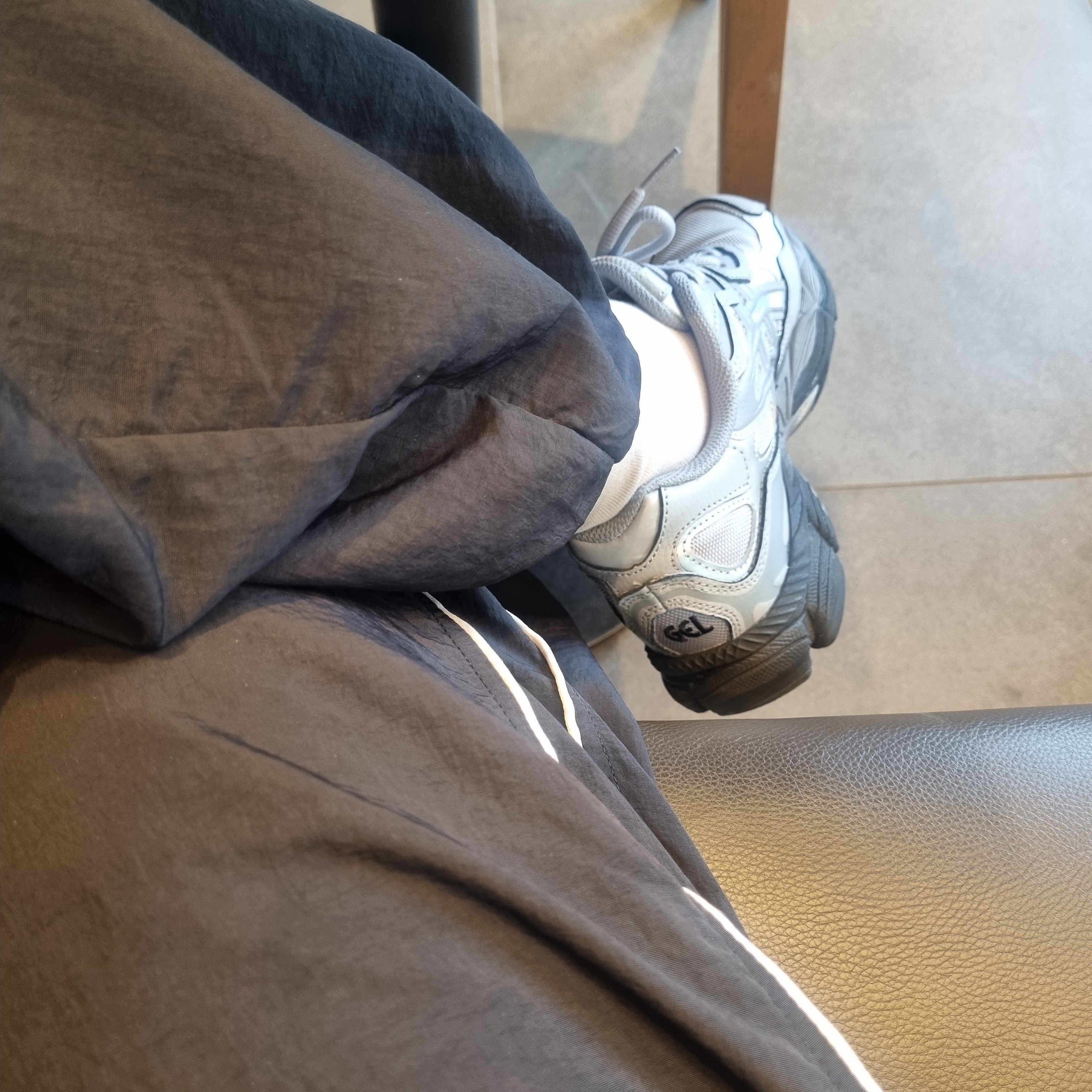 Asics Gel-NYC Mid Grey Sheet Rock 착용 스타일