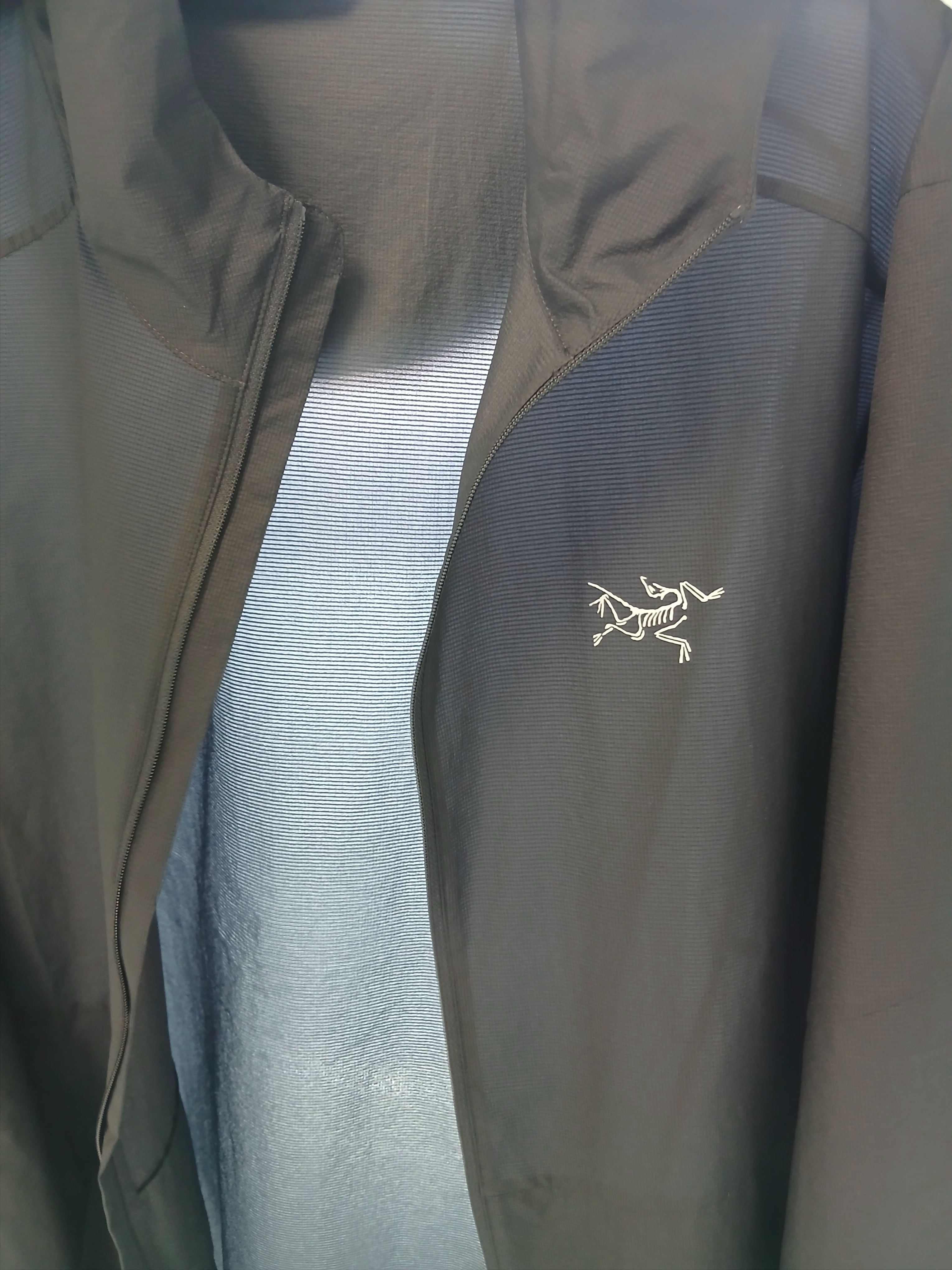 Arc'teryx Bird Word Trucker Hat Black Cloud, Arc'teryx Incendo Airshell Hoody Black 착용 스타일 - 4