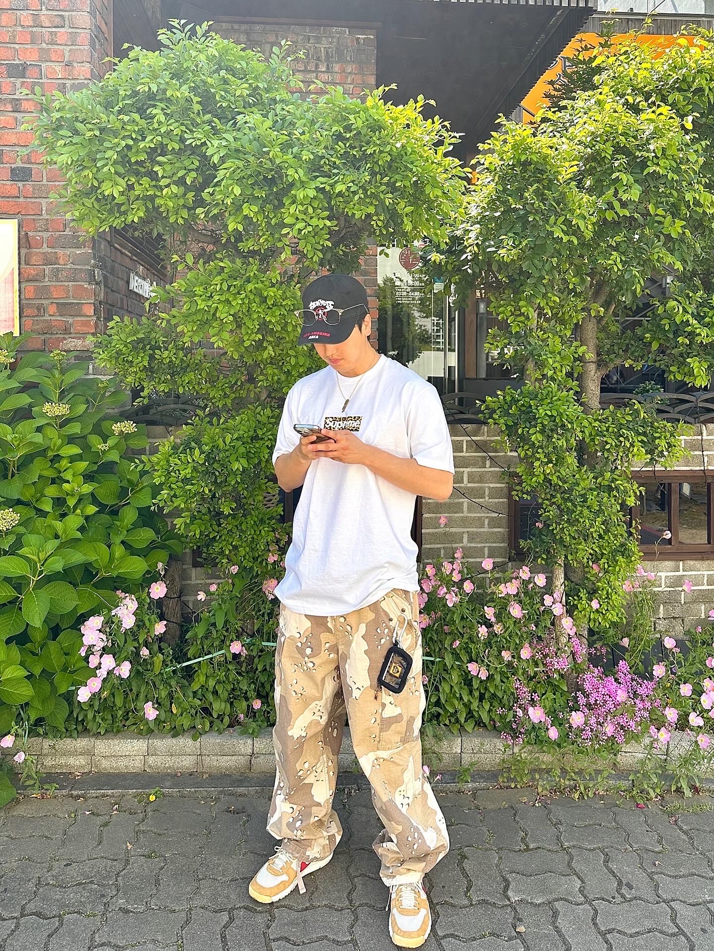 Supreme Shanghai Box Logo T-Shirt White - 24SS, Stussy Ripstop Military Cargo Pants Desert Camo 착용 스타일 - 3