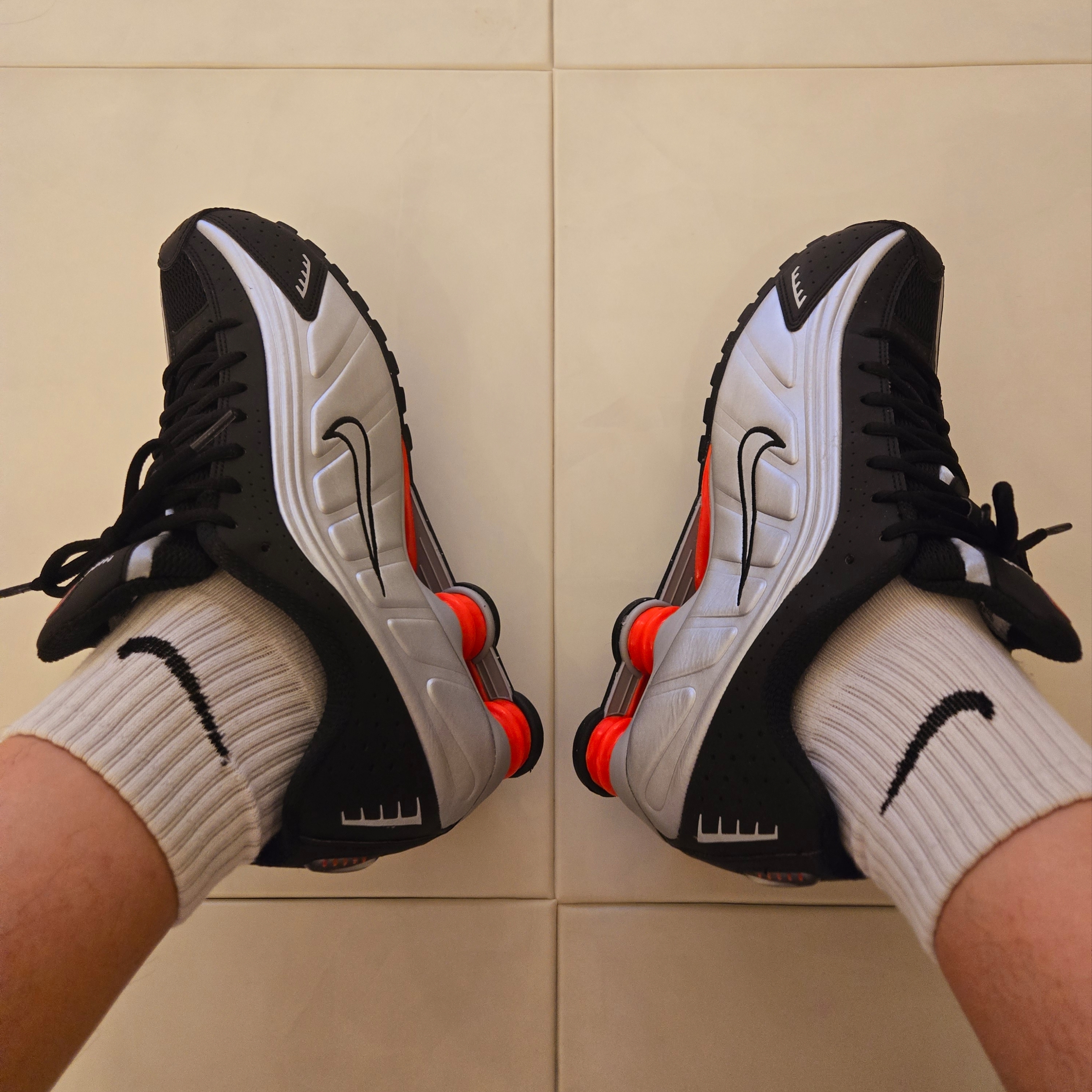 Nike Shox R4 Metallic Silver Red 착용 스타일 - 1