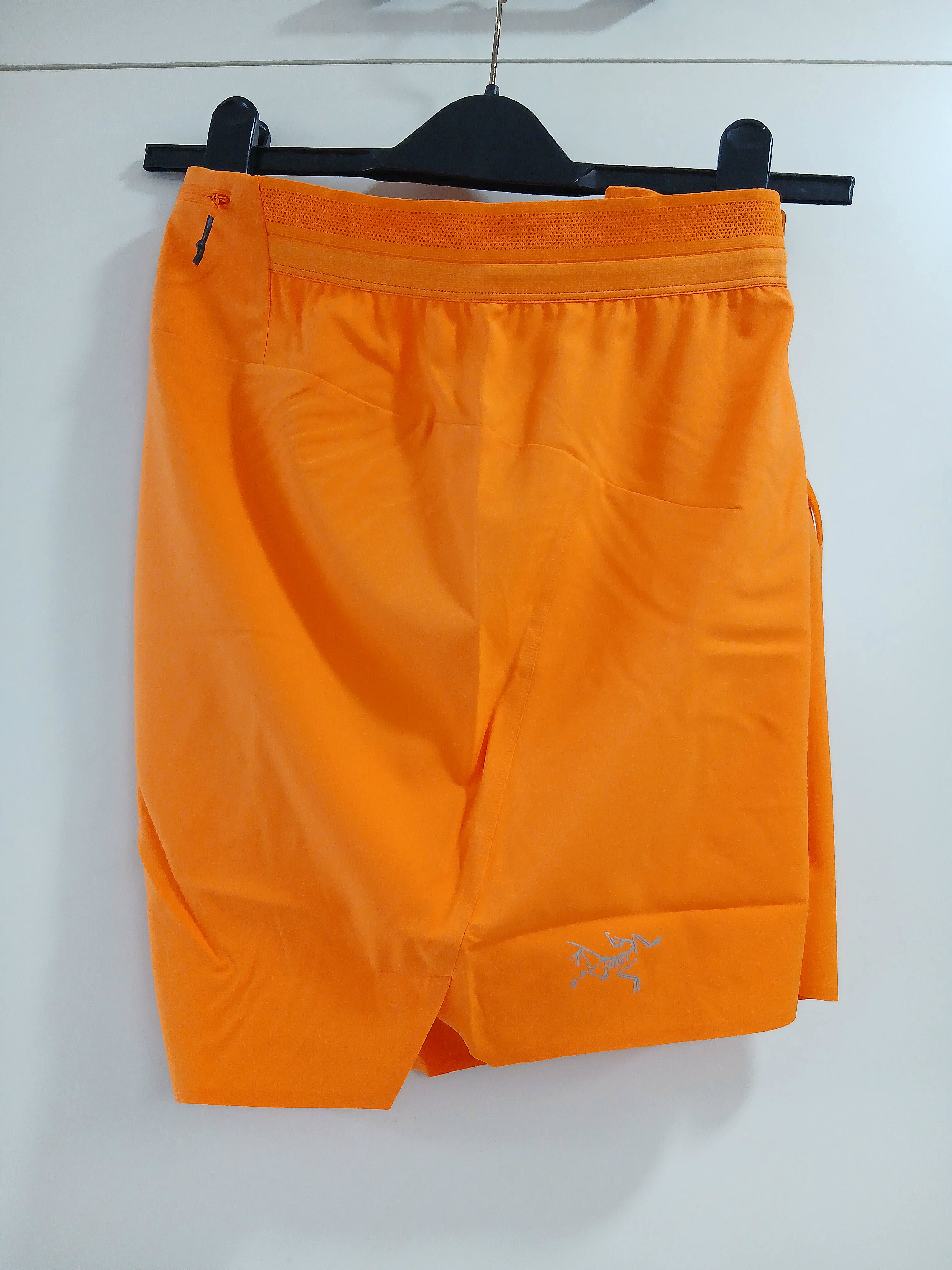 Arc'teryx Norvan Shorts 5 Inch Black, Arc'teryx Kragg SL Cotton Blurred Bird SS T-Shirt Black Dynasty 착용 스타일 - 8