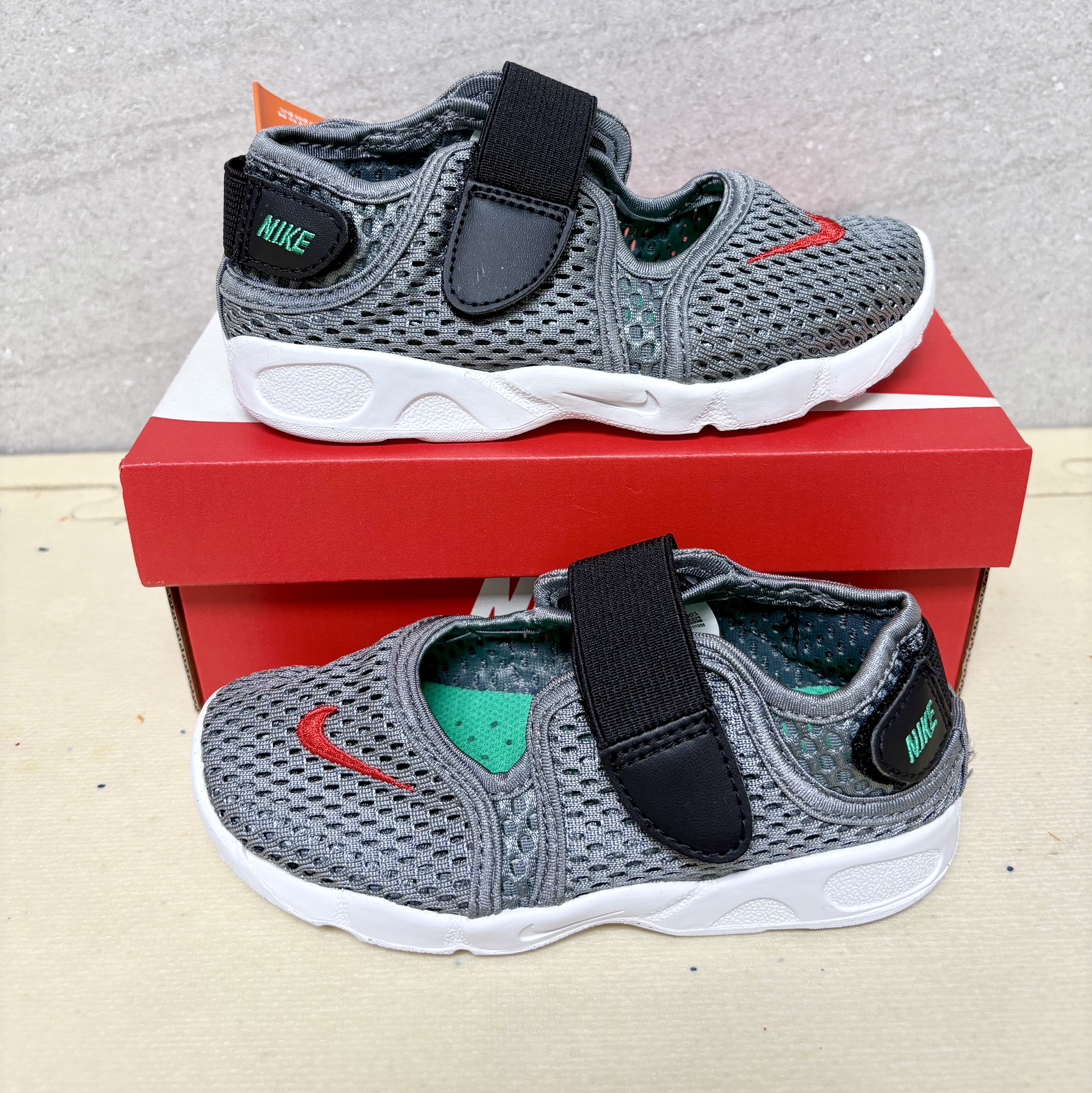 (TD) Nike Rift 2 Cool Grey Light Crimson 착용 스타일 - 1