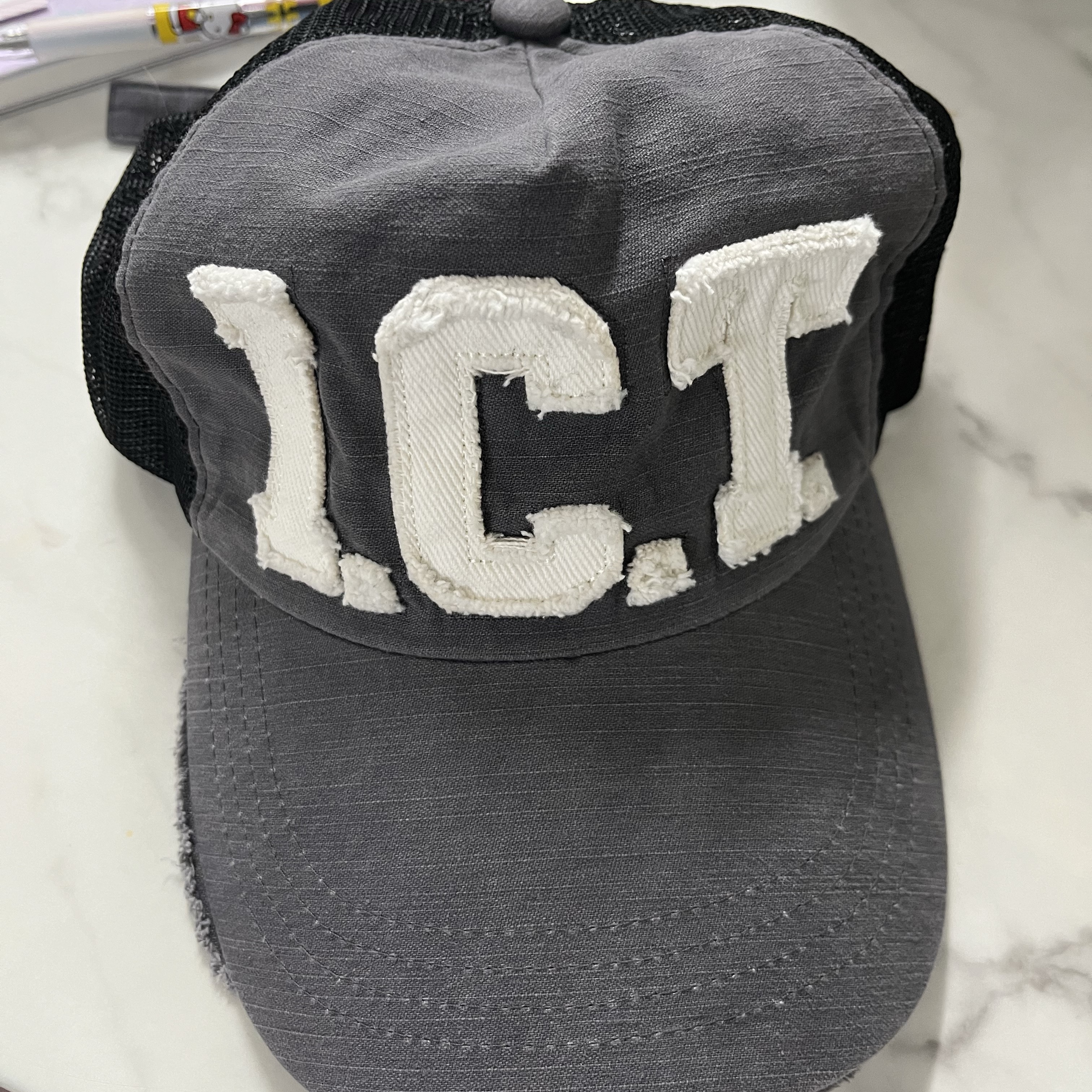 Icyto I.C.T. Trucker Cap Charcoal 착용 스타일