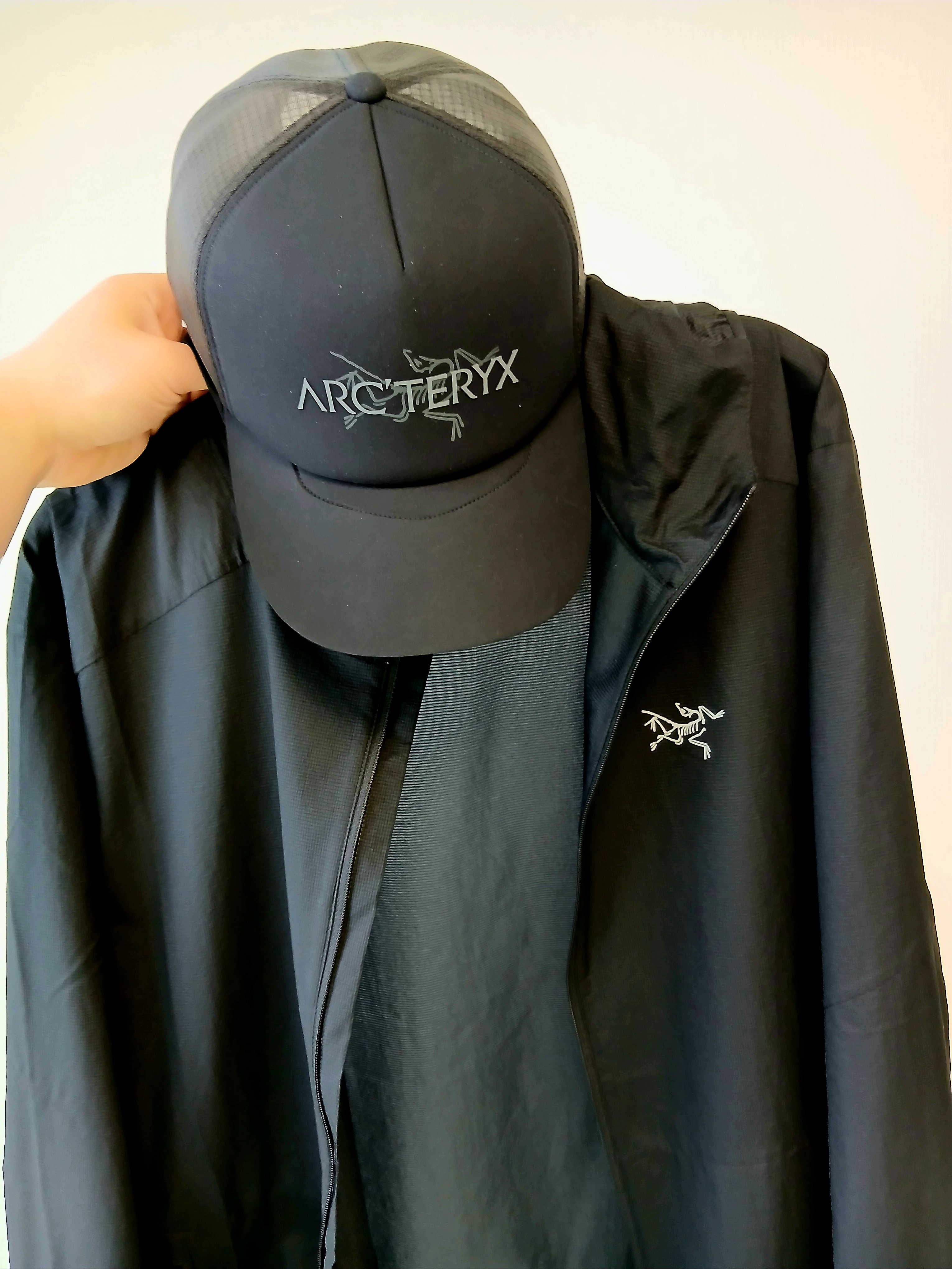 Arc'teryx Bird Word Trucker Hat Black Cloud, Arc'teryx Incendo Airshell Hoody Black 착용 스타일 - 1