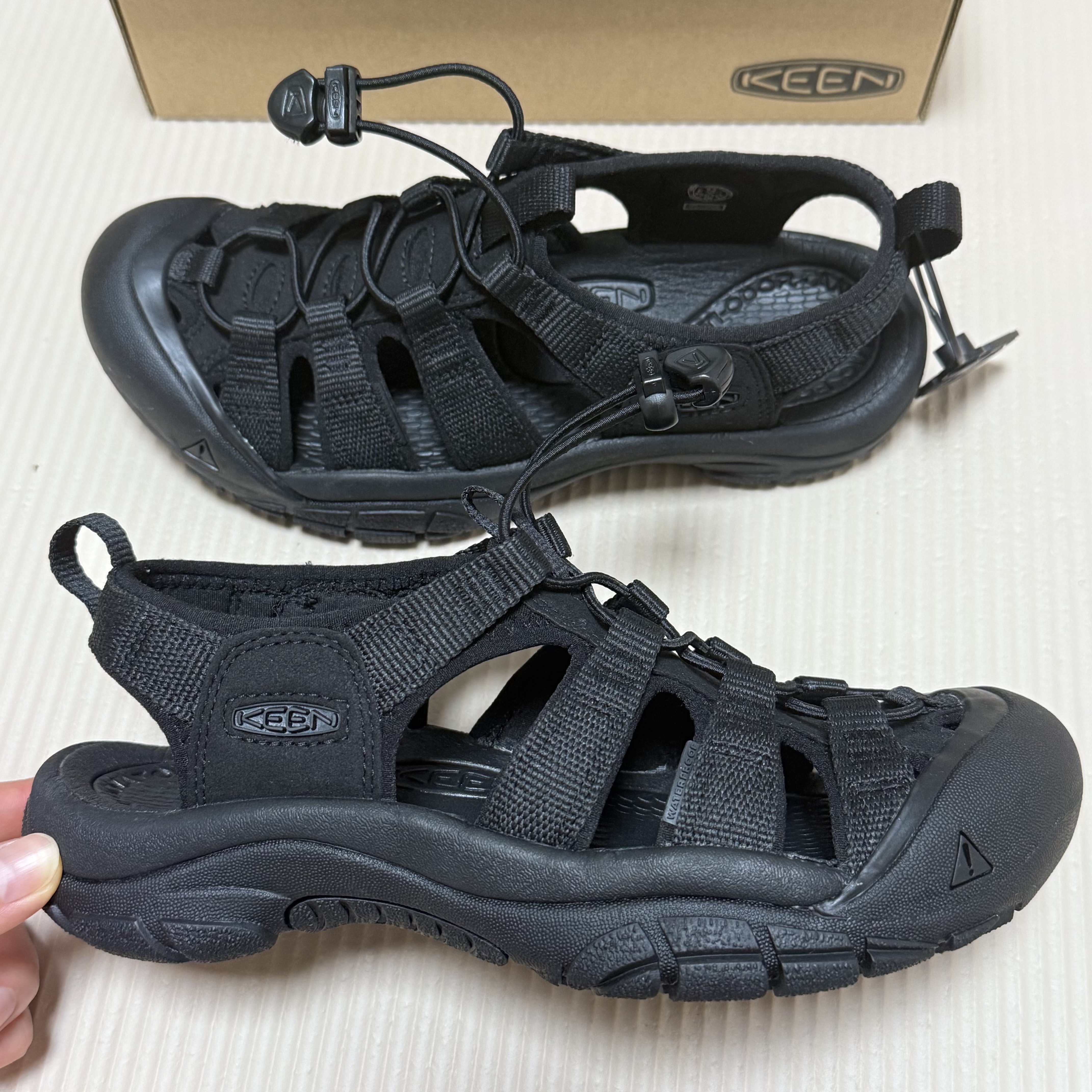 (W) Keen Newport H2 Triple Black 착용 스타일 - 1