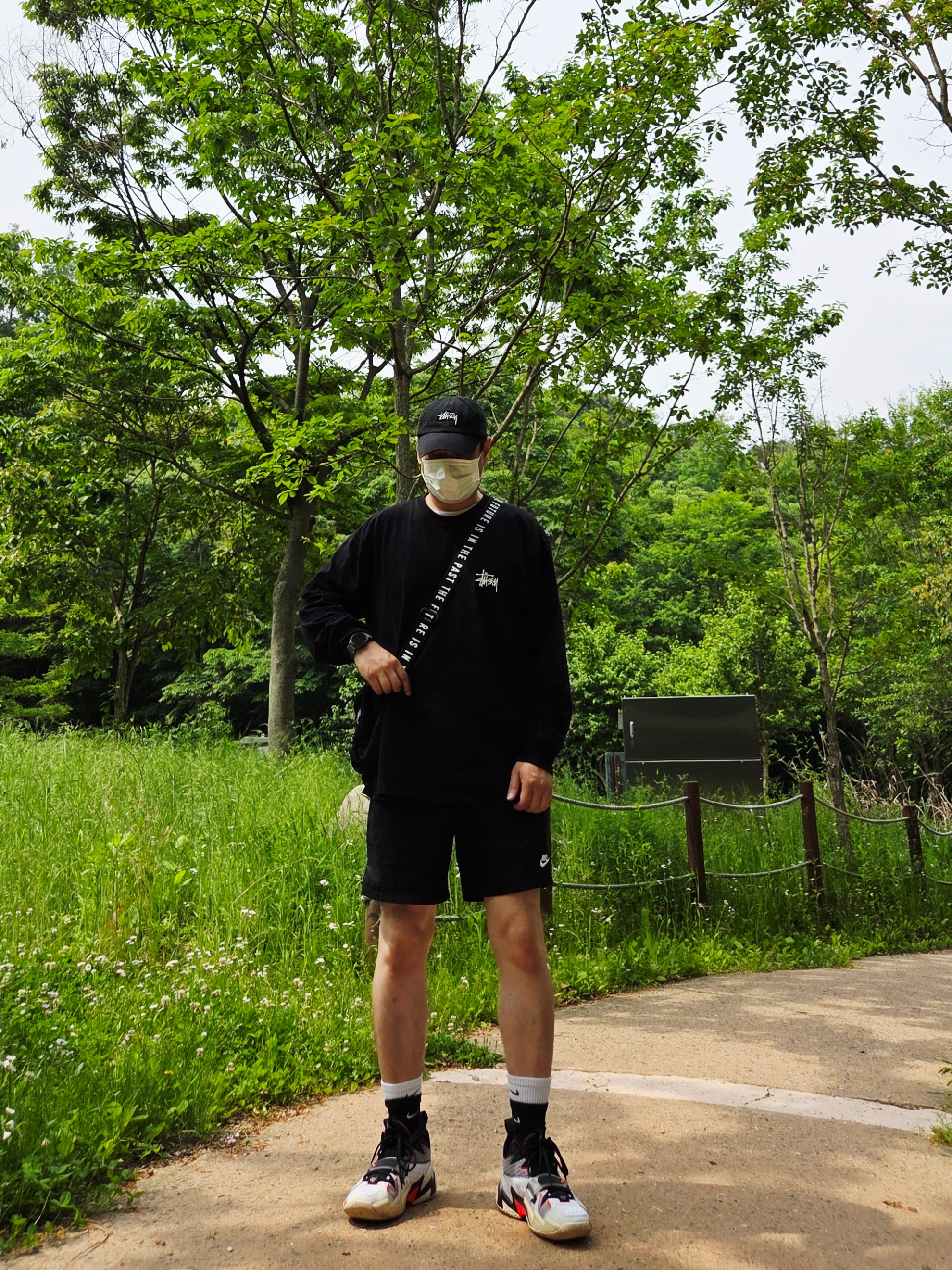 Stussy Basic Stock Low Pro Cap Black, Human Made Military Pouch Large Black 착용 스타일 - 1