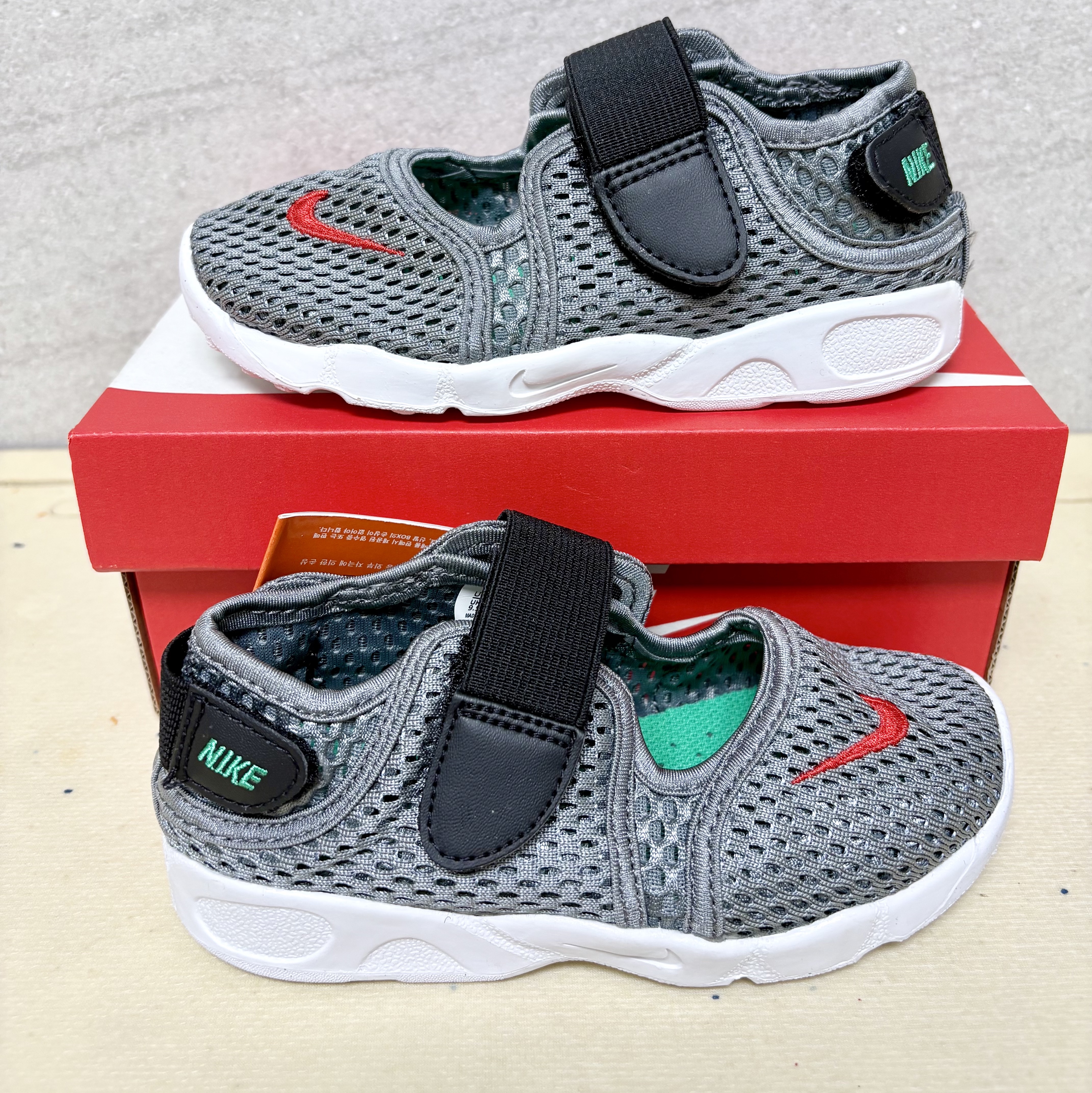 (TD) Nike Rift 2 Cool Grey Light Crimson 착용 스타일 - 2