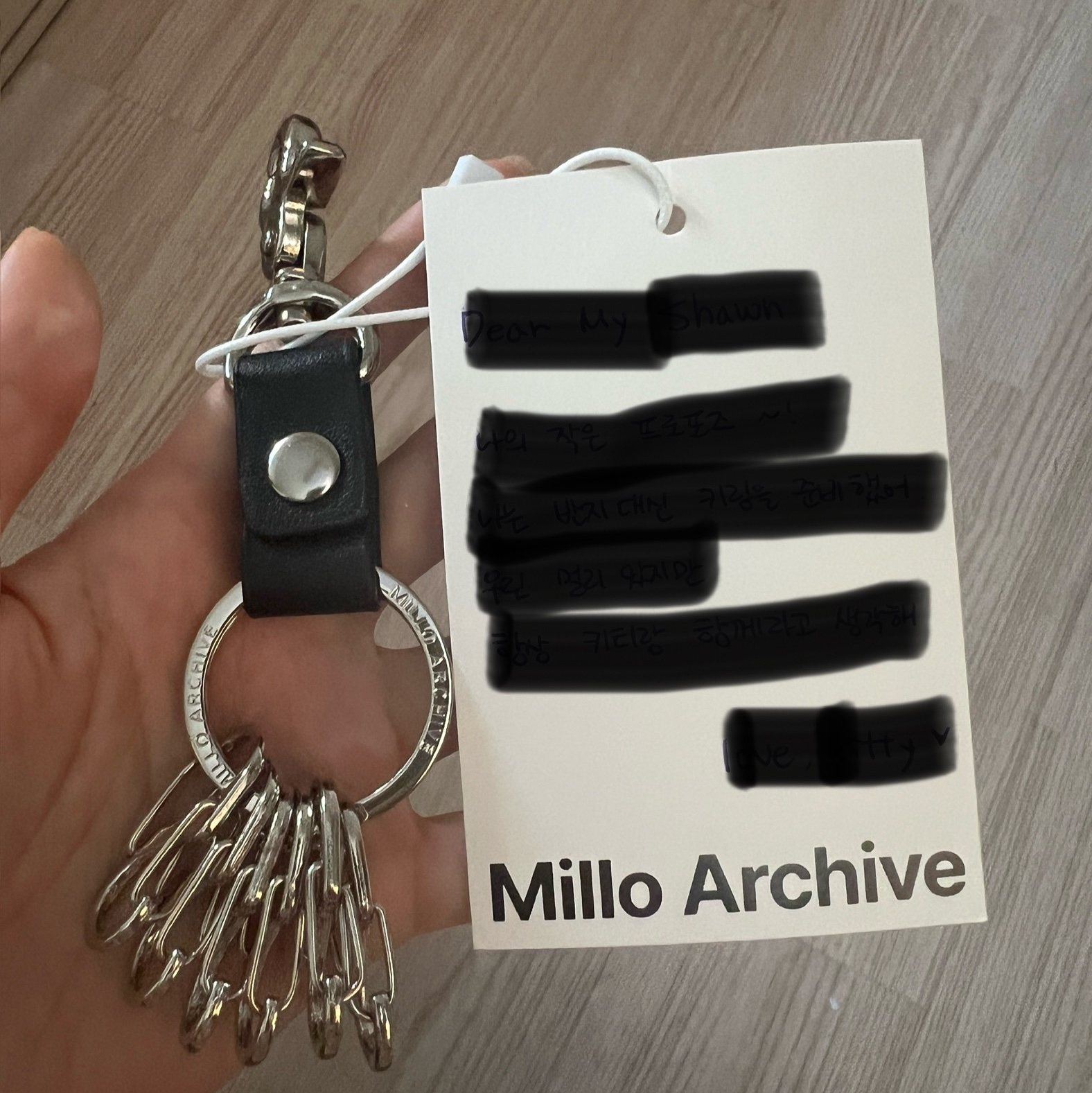Millo Archive Utility Keyring Silver 착용 스타일
