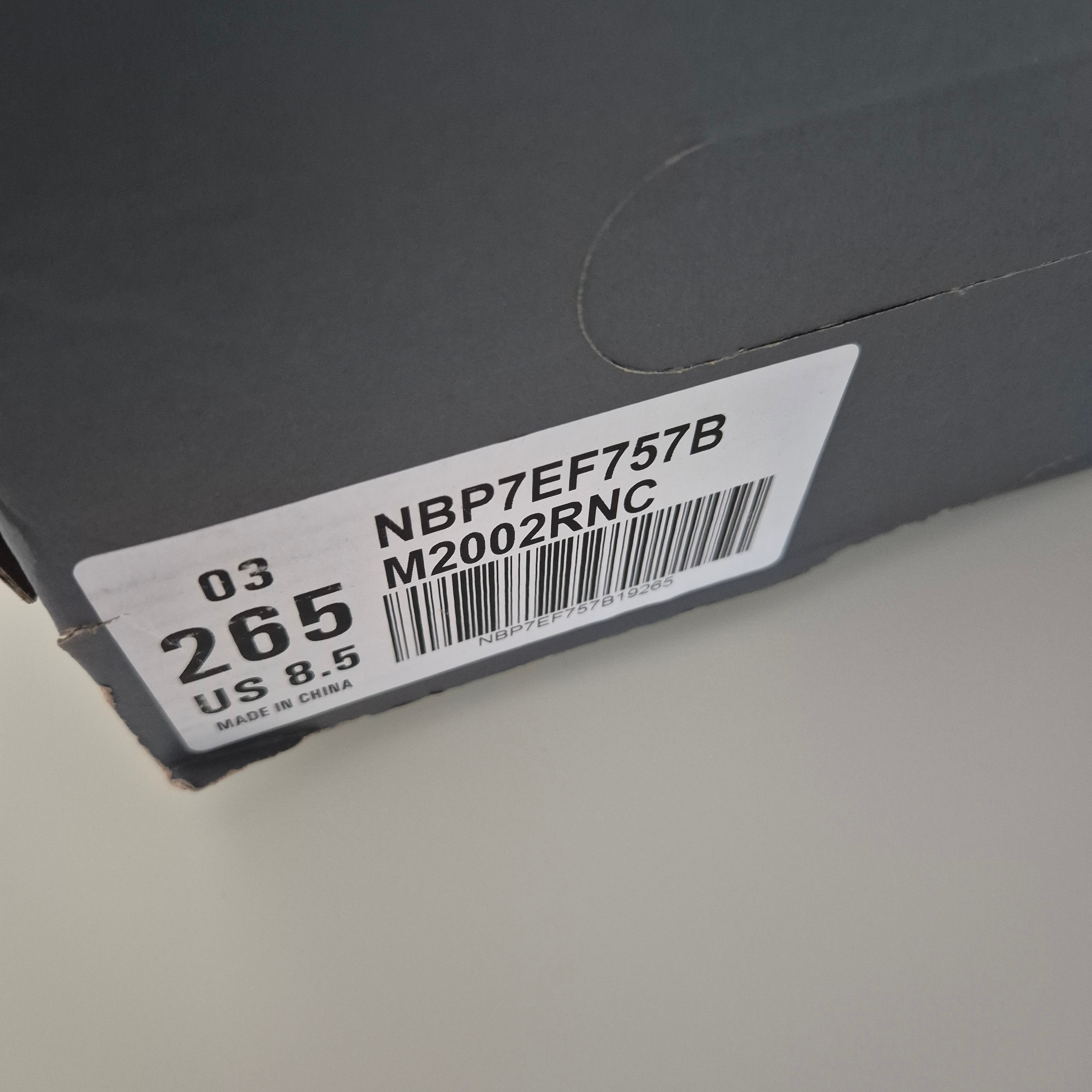 New Balance 2002R Premium Vintage Black 착용 스타일 - 1