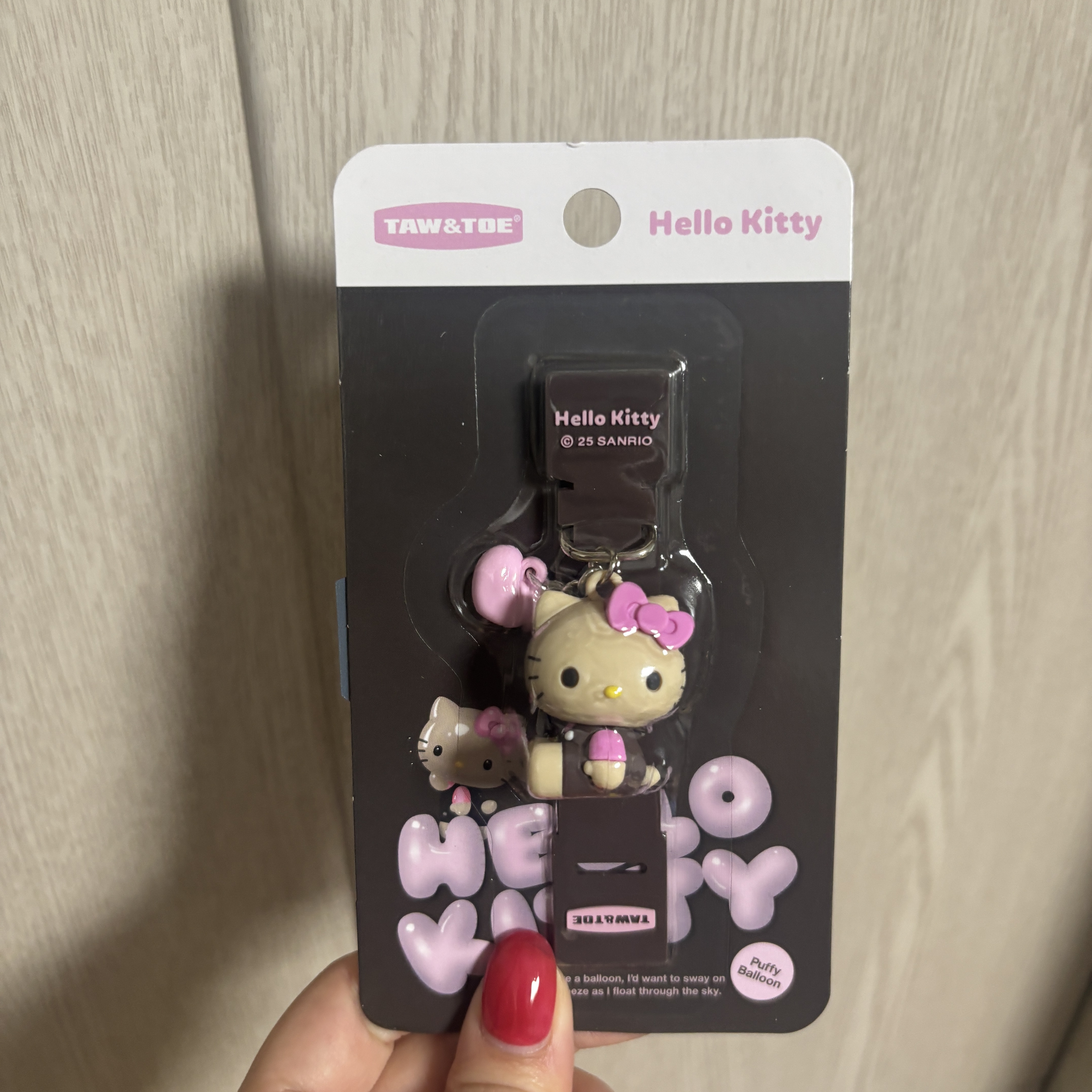 Taw&Toe x Sanrio Tan Hello Kitty Charm Tag Black 착용 스타일