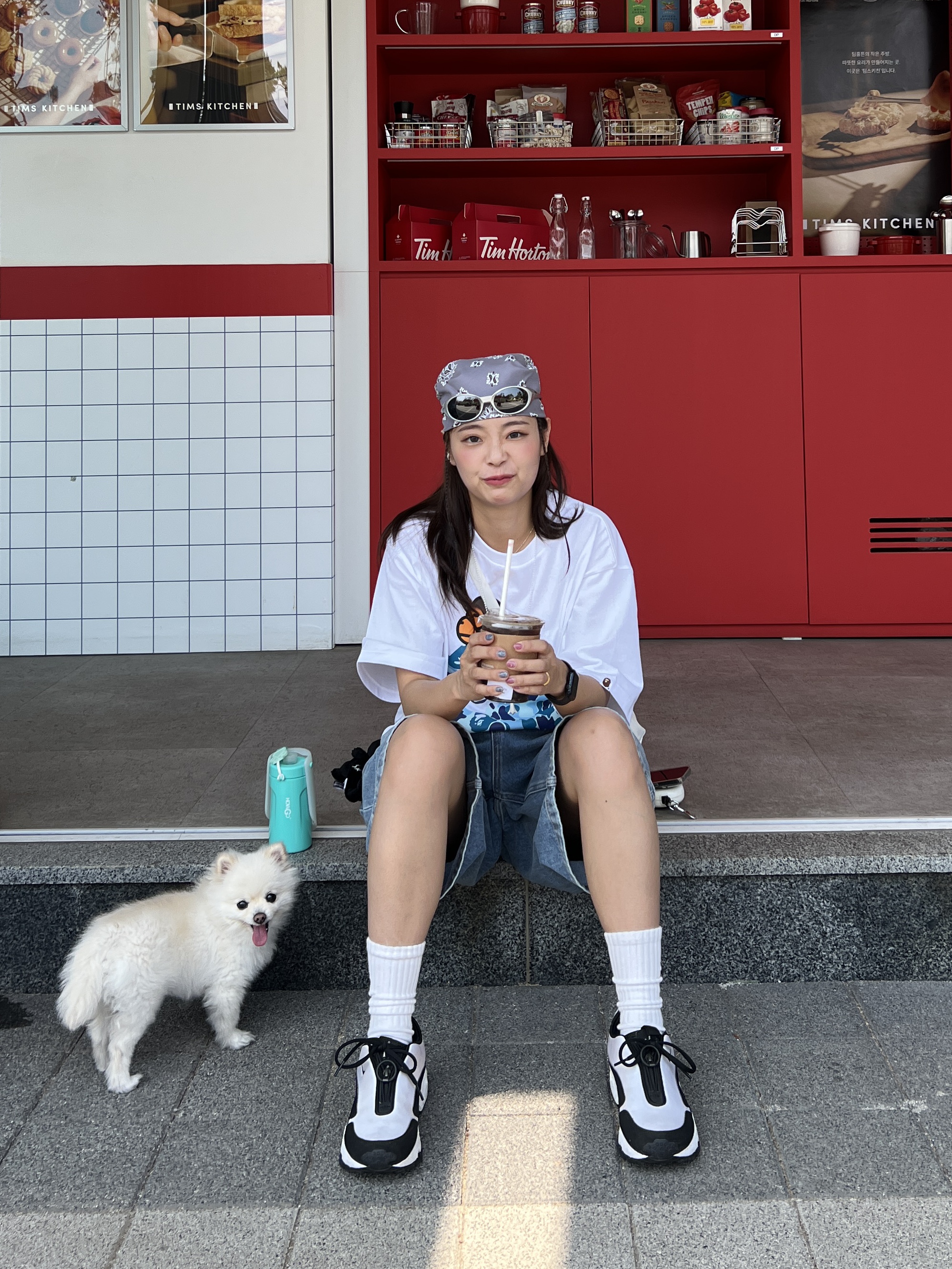 BAPE ABC Camo Milo on Big Ape T-Shirt White Blue, Oakley Eye Jacket Redux Silver Frame Prizm Black Polarized Lenses High Bridge Fit 착용 스타일 - 3