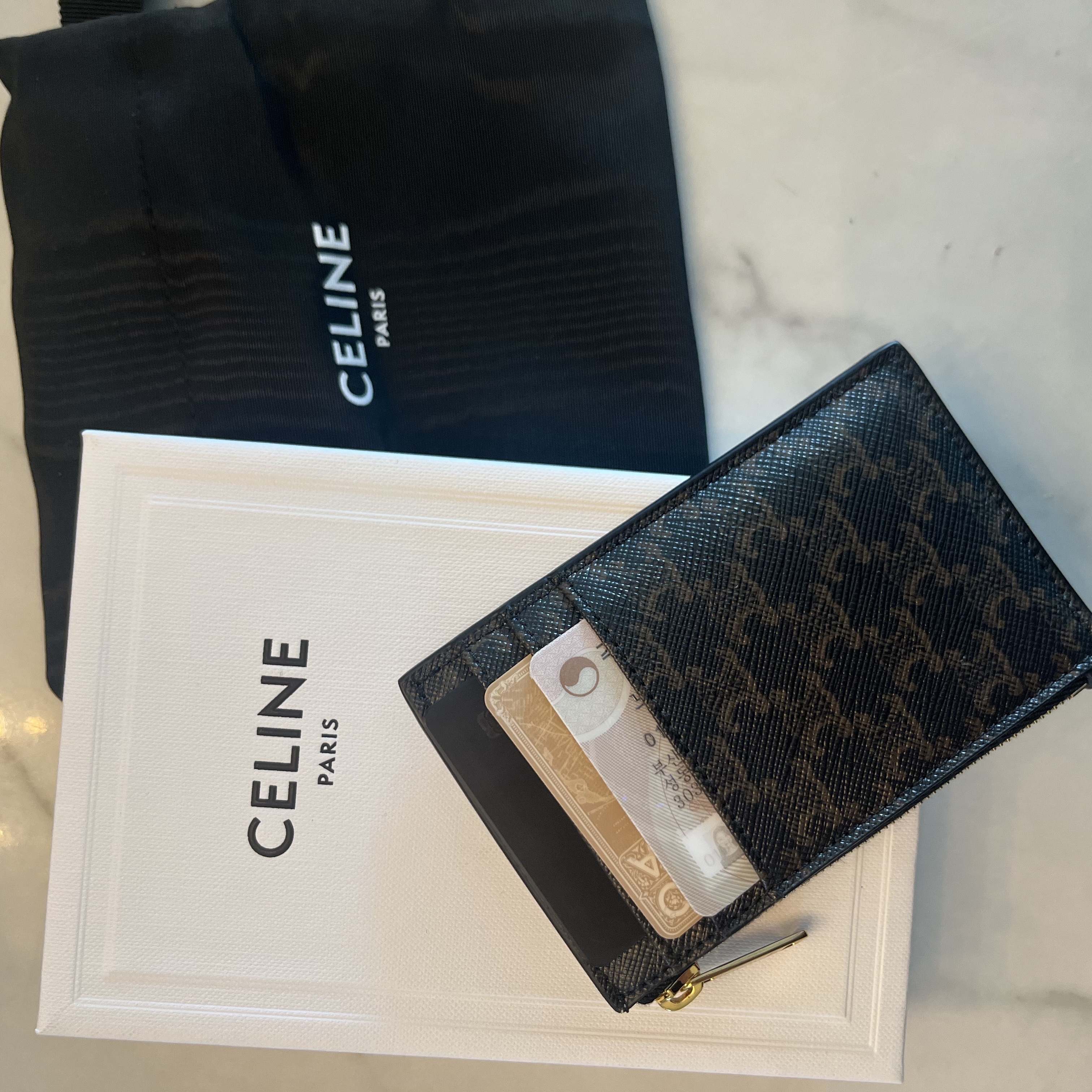 Celine Zipped Card Holder in Triomphe Canvas and Lambskin Tan 착용 스타일 - 2