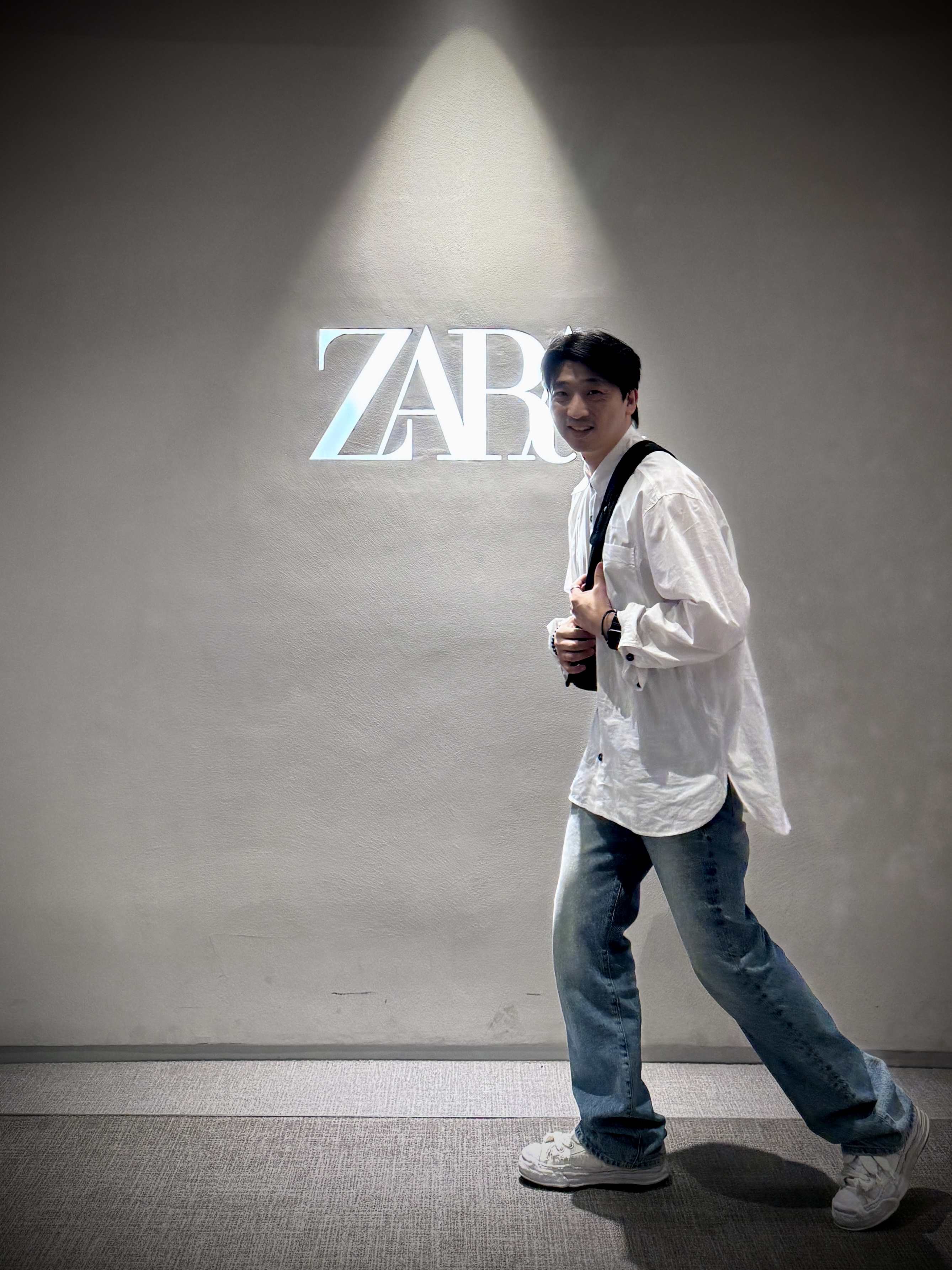 Zara x Ader Error Oversized Shirt White, Maison Mihara Yasuhiro Hank OG Sole Brushed Shrink Leather Low-top Sneakers White 착용 스타일 - 3