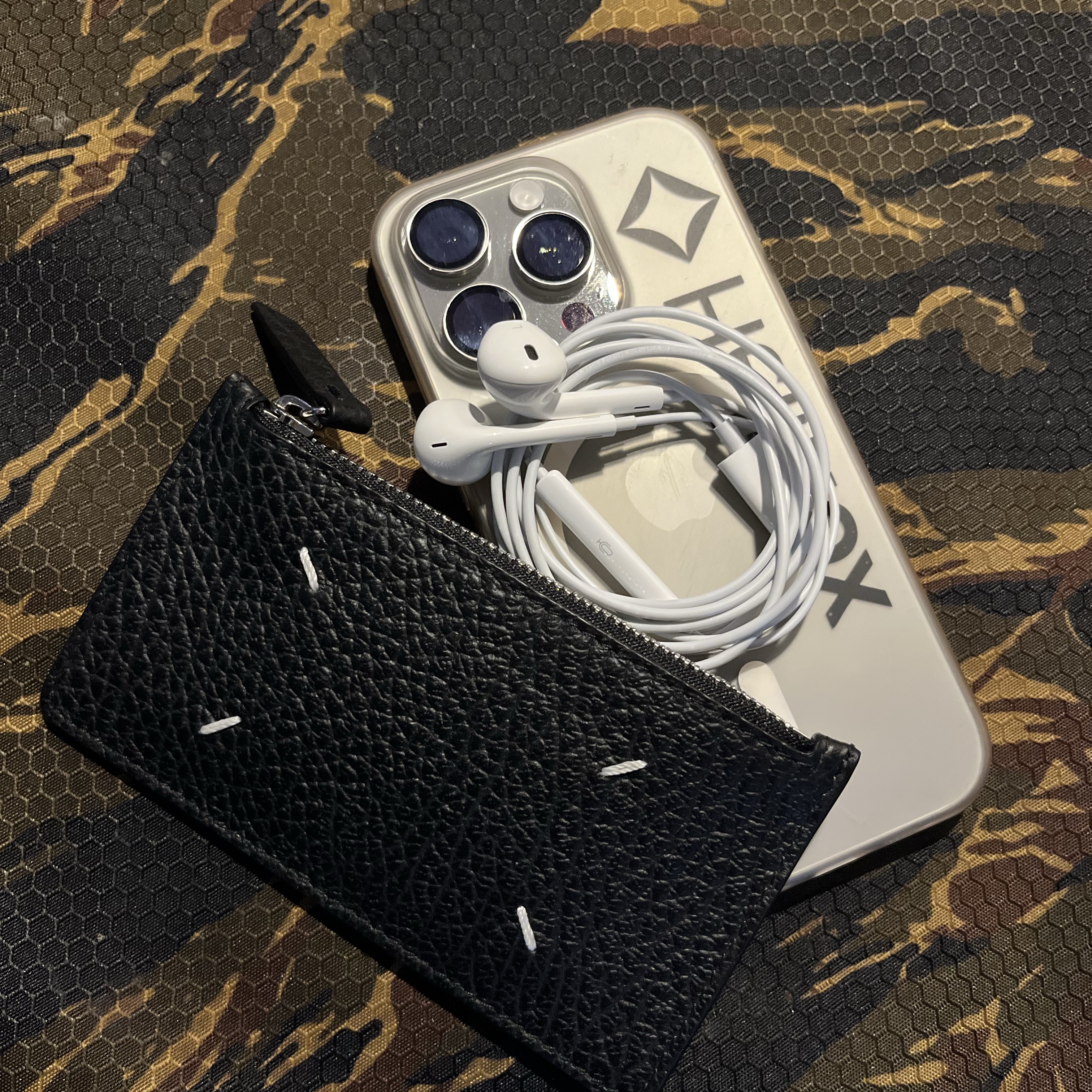 Maison Margiela Stitch Leather Zipped Card Holder Black 착용 스타일