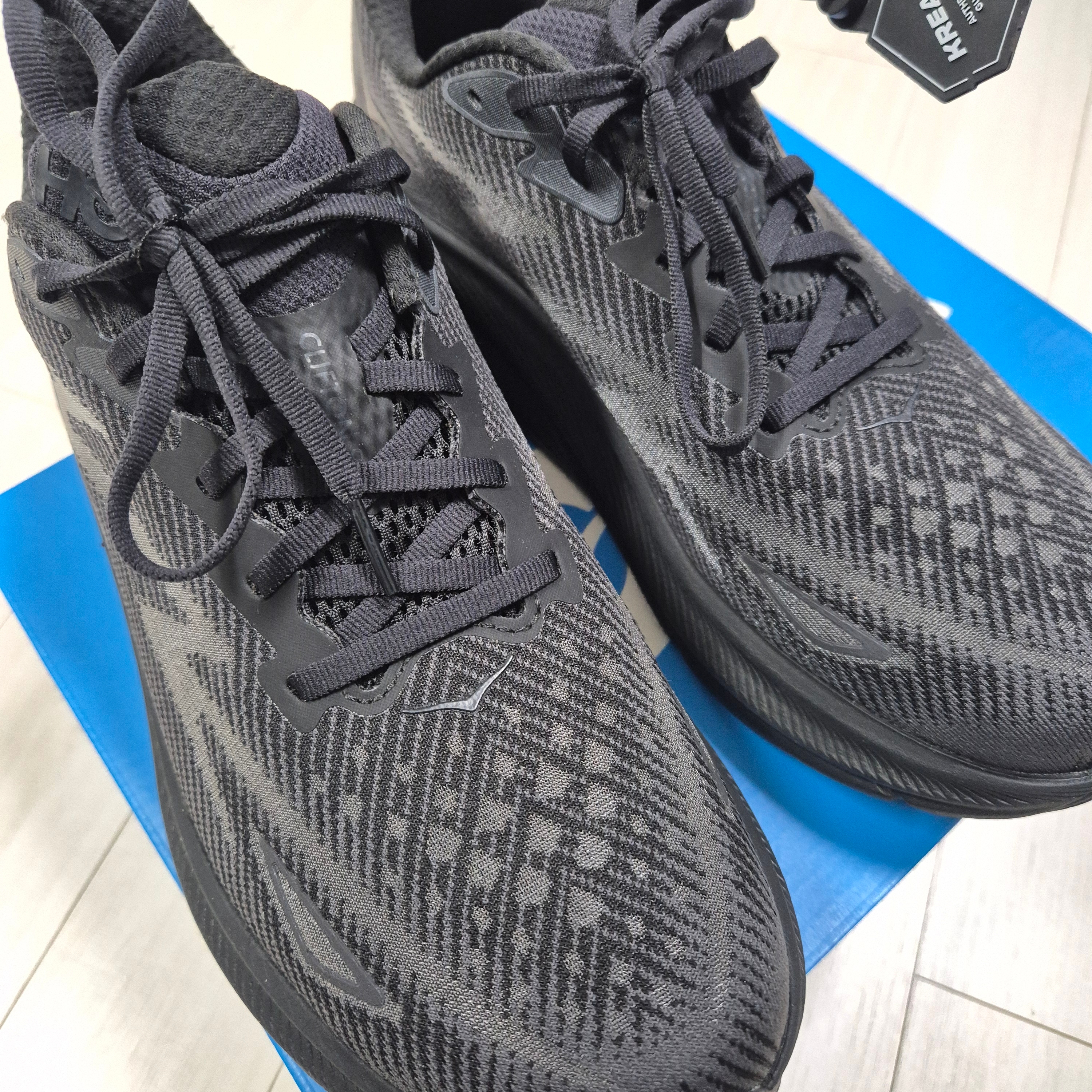 Hoka Clifton 9 Black - Wide 착용 스타일