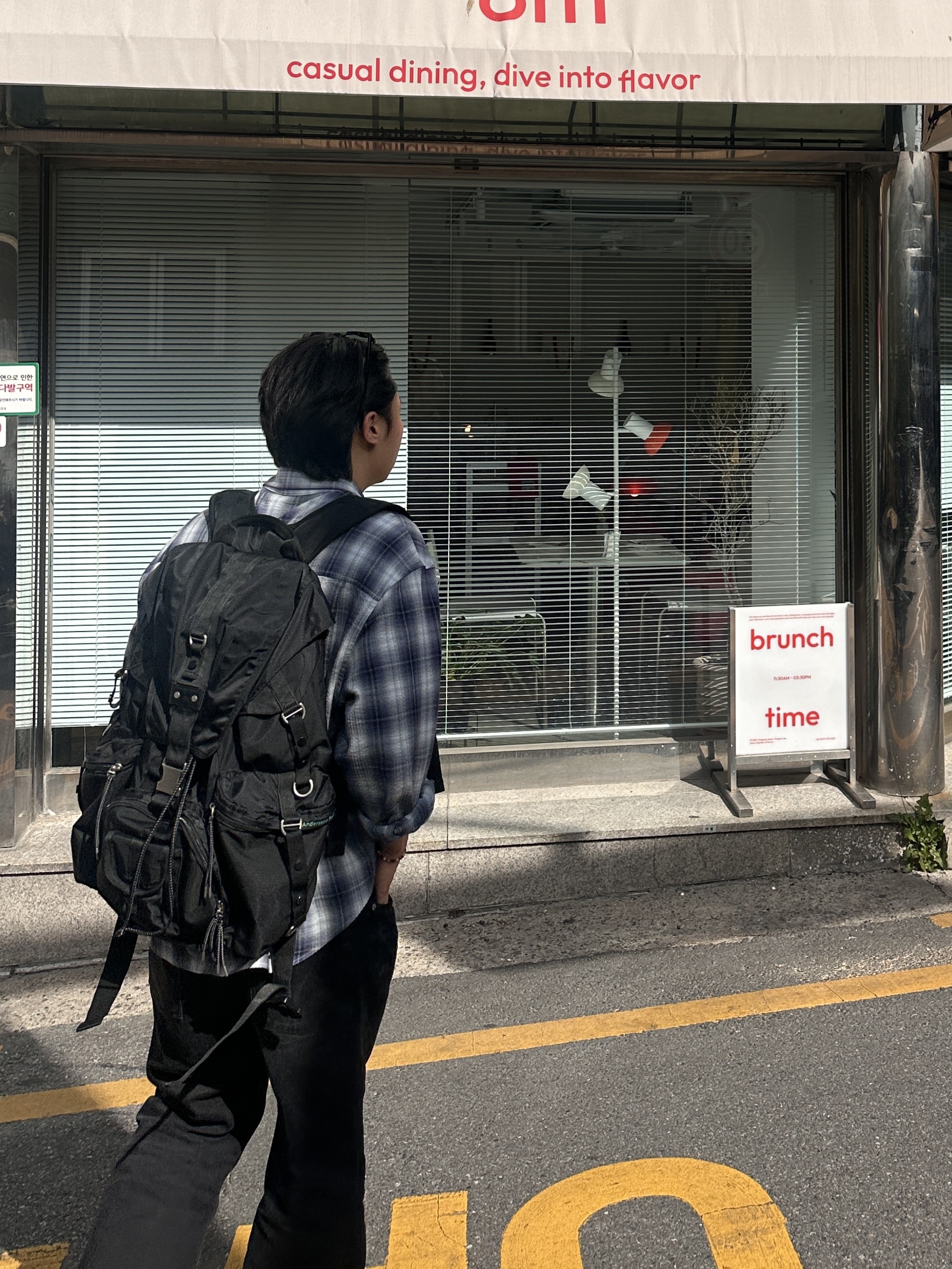 Permanent Archive Ombre Checkered Shirt Navy, Permanent Archive Semi Flare Denim Pants Black 착용 스타일 - 2