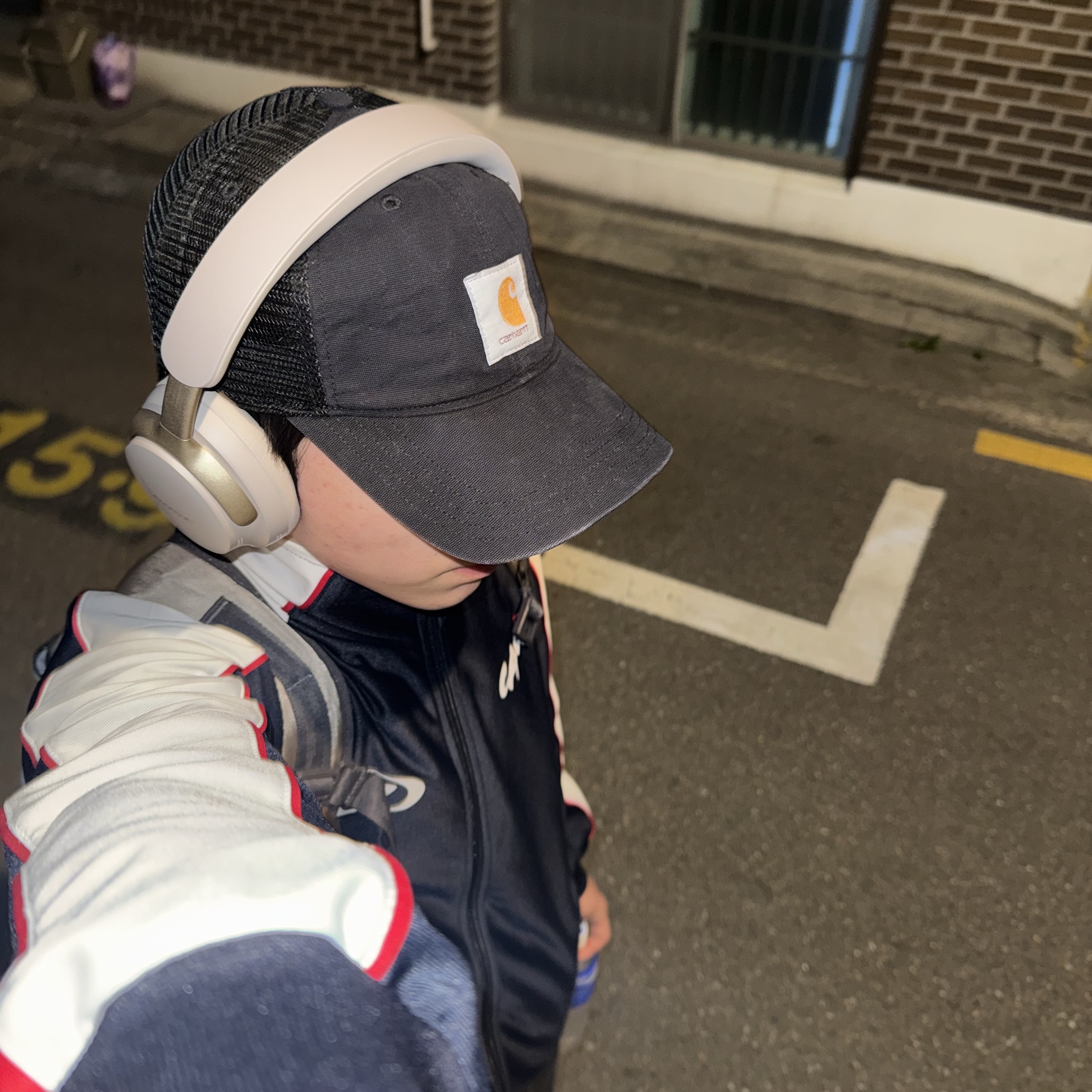 Carhartt Canvas Mesh-Back Cap Black, BOSE QC Ultra White Smoke (Korean Ver.) 착용 스타일
