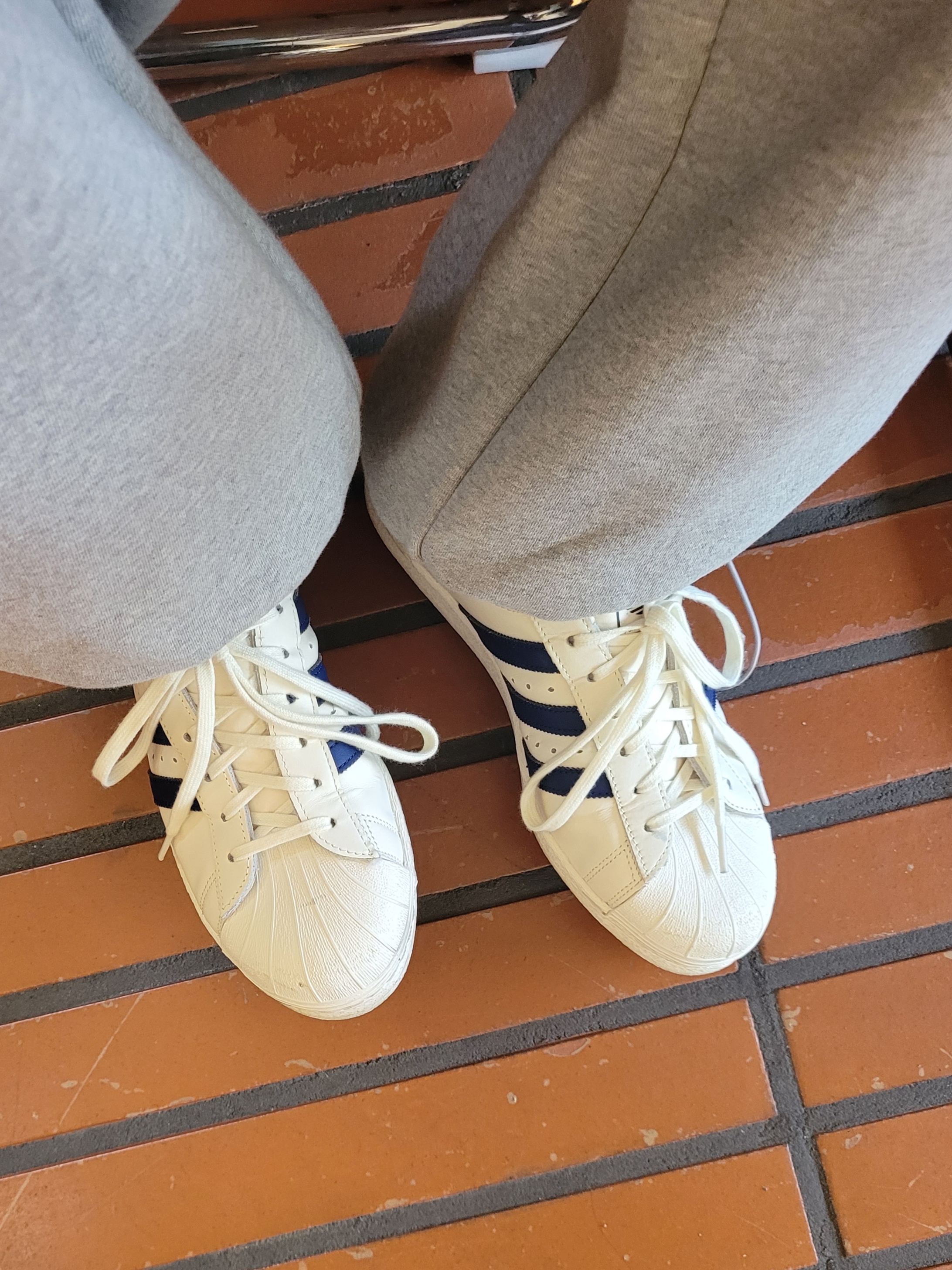 Adidas Superstar 82 White Dark Blue, Undermycar Mu.112 Original Logo Curve Line Stitch Bonded Sweat Pants Melange Gray 착용 스타일
