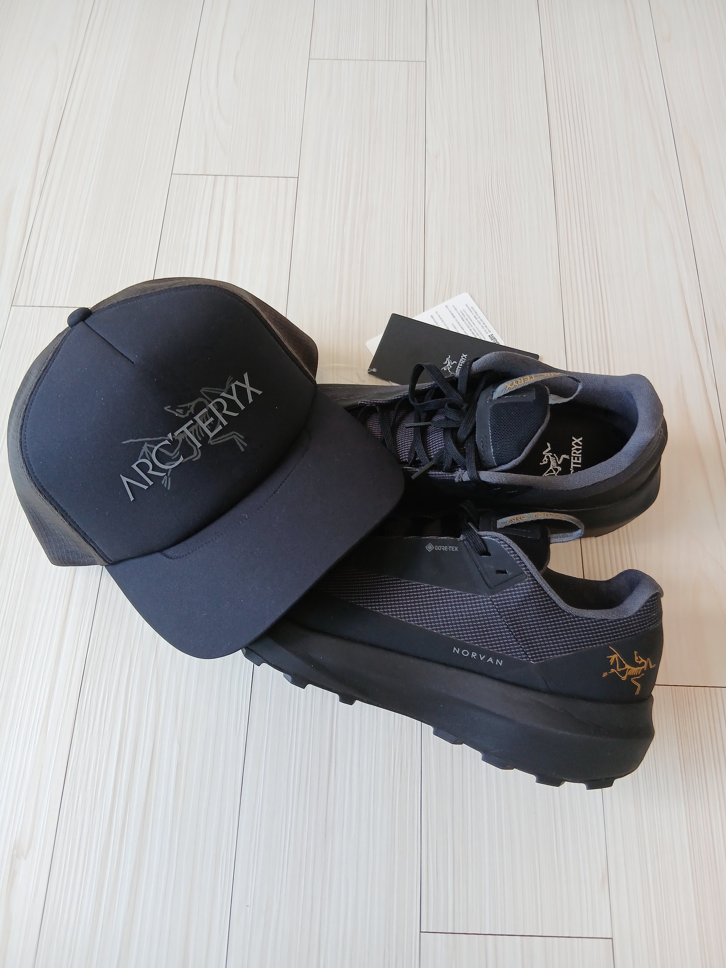 Arc'teryx Bird Word Trucker Hat Black Cloud, Arc'teryx Norvan Shorts 5 Inch Black 착용 스타일 - 2