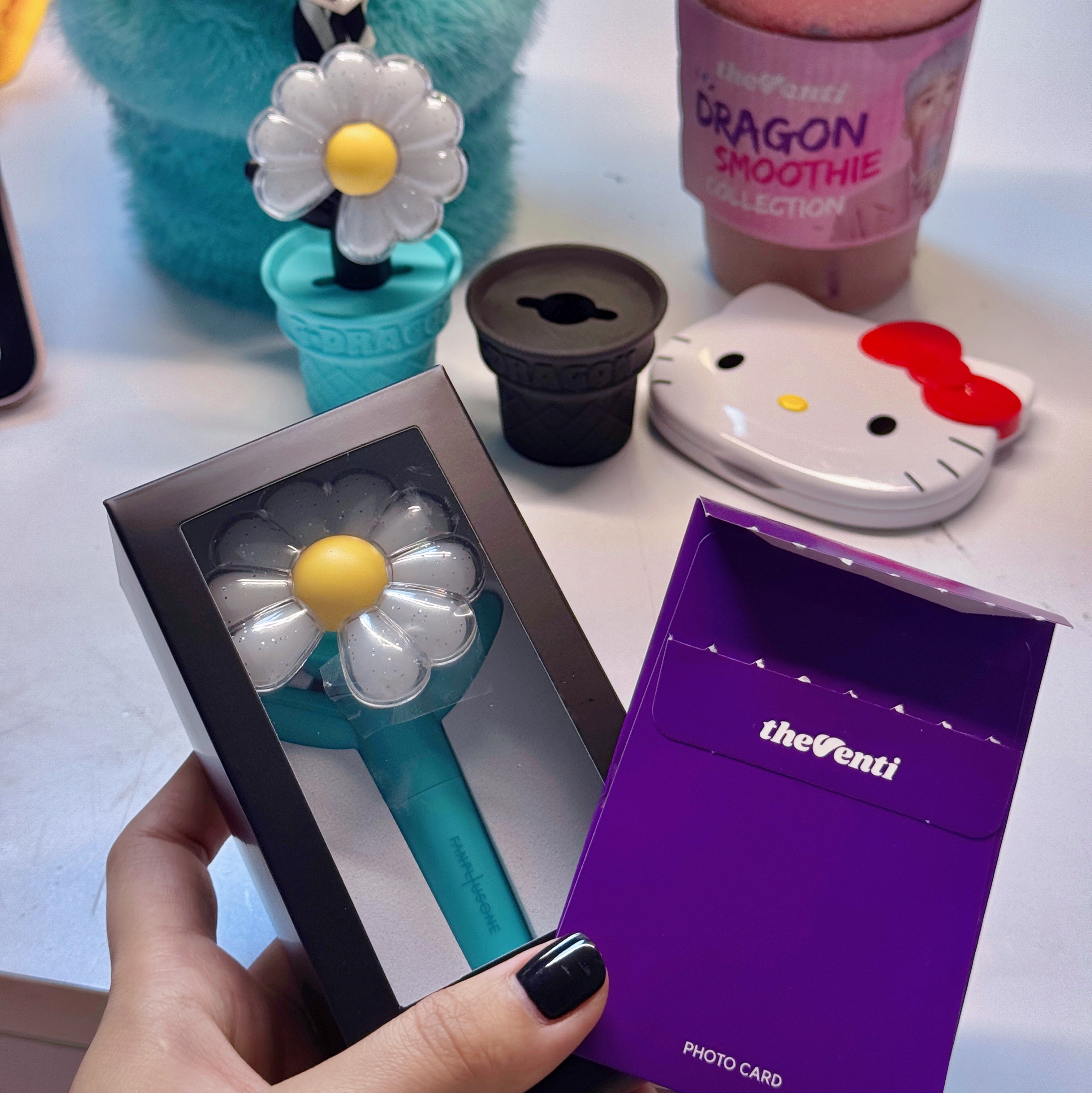 G-DRAGON Ubermensch Light Stick Cradle Cover Mint, G-DRAGON Ubermensch Official Mini Light Keyring Mint 착용 스타일 - 1