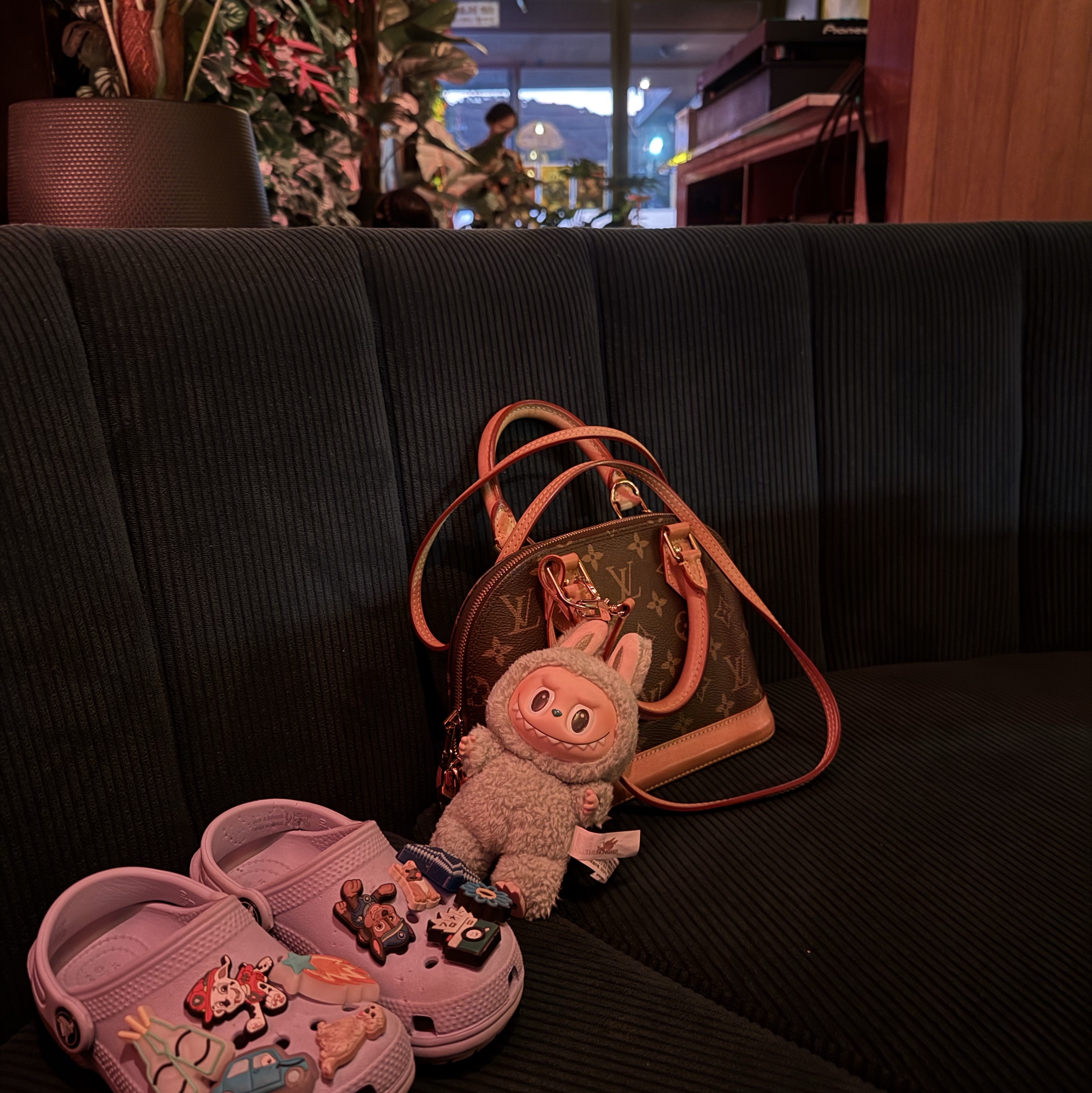 Pop Mart Labubu The Monsters Labubu Tasty Macarons Series Green Grape Keyring, Louis Vuitton Alma BB Monogram 착용 스타일