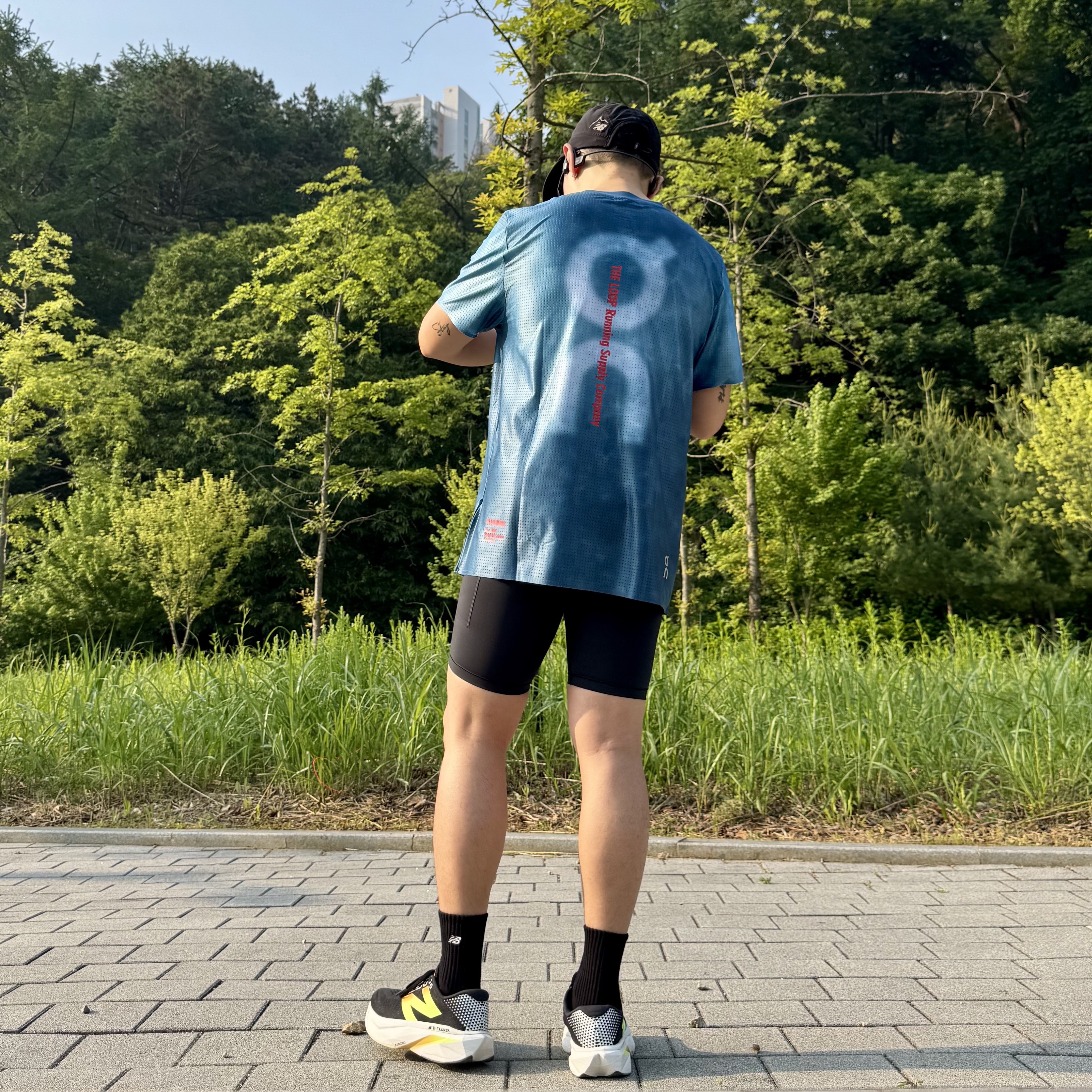 On Running x Pleasures x The Loop Pace T-Shirt Nile, New Balance FuelCell Supercomp Trainer v3 Black Phantom - 2E Wide 착용 스타일