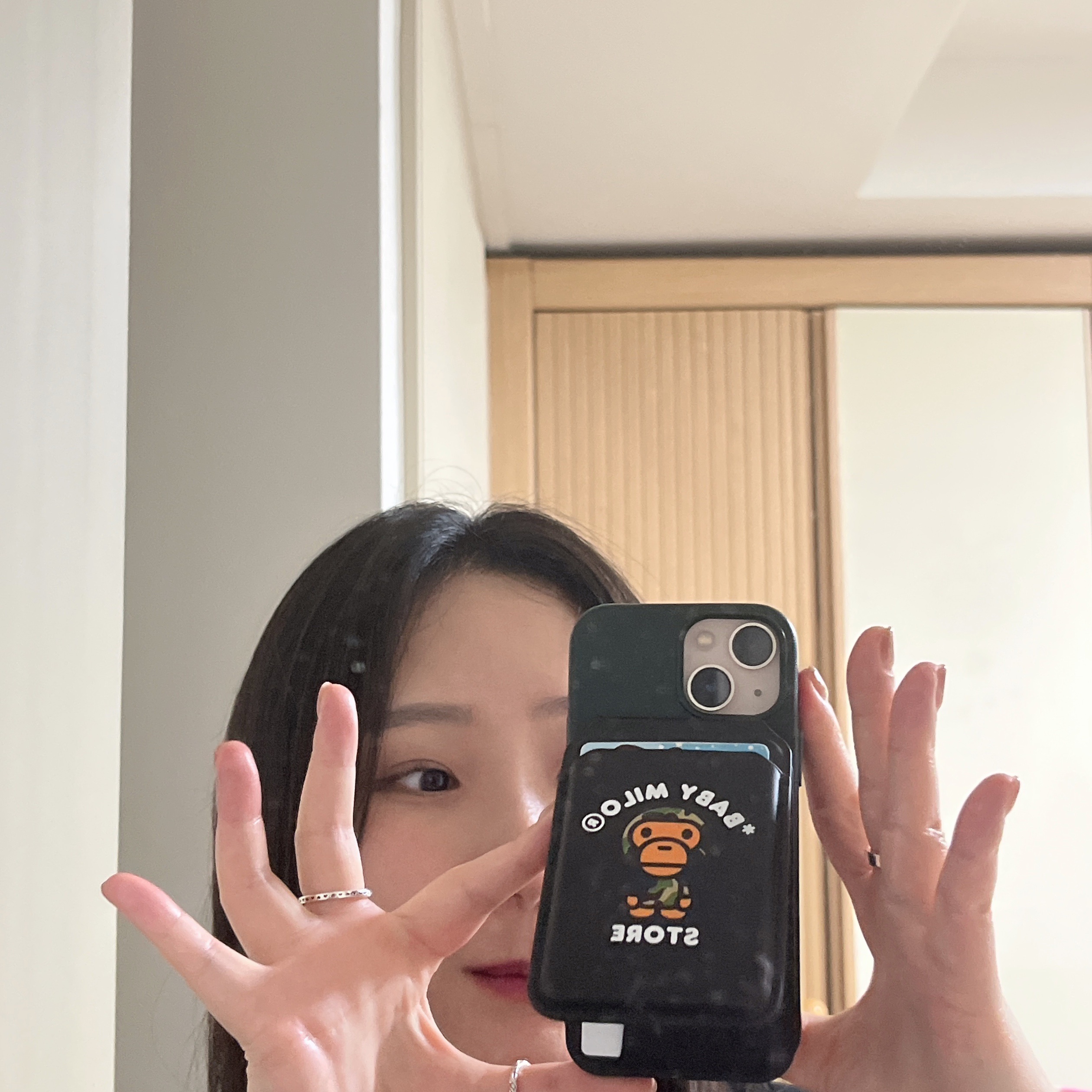 BAPE Baby Milo MagSafe Card Holder Black 착용 스타일