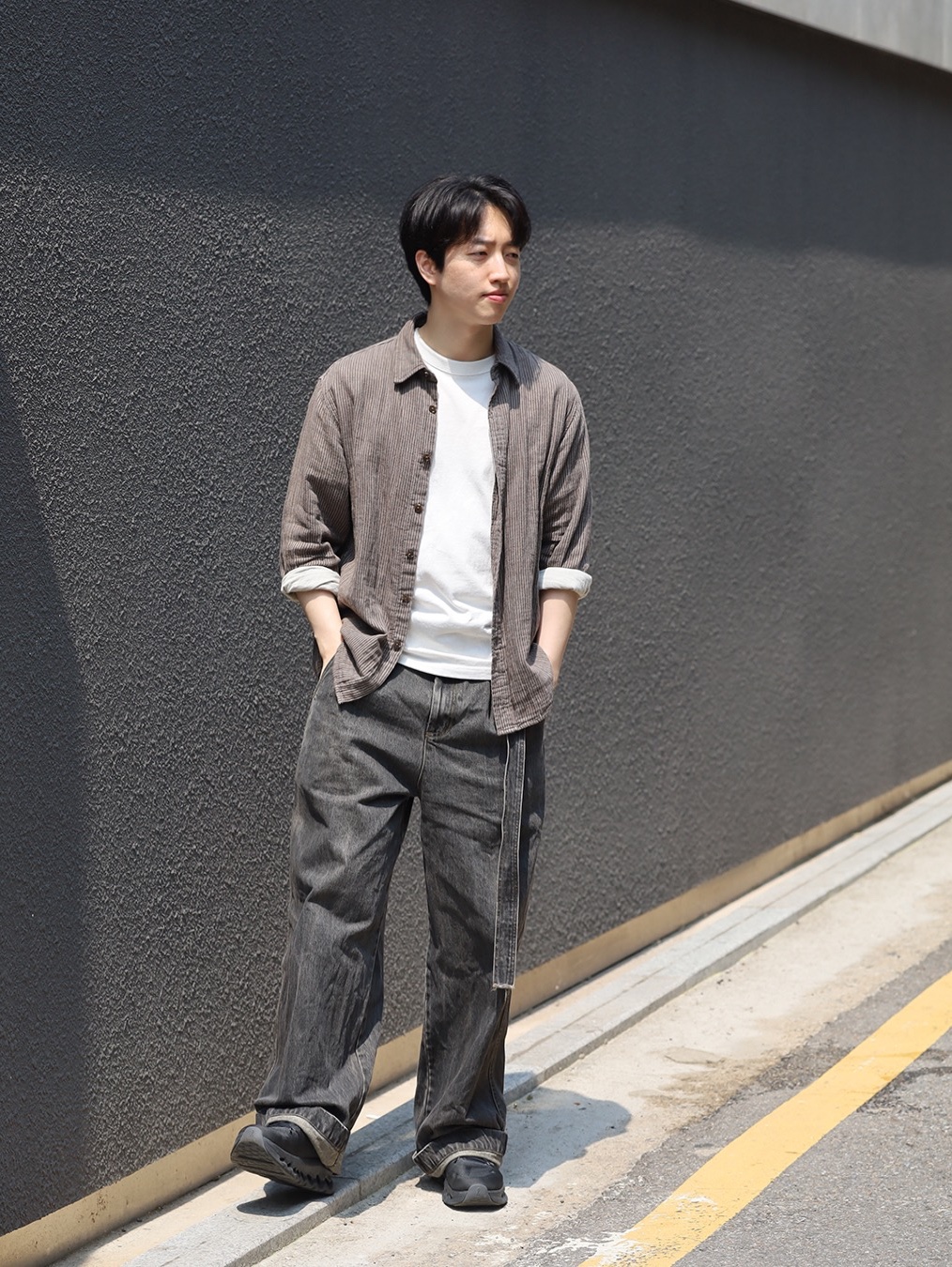 NA A NANA Gauze Stripe Shirt Brown, NA A NANA Pleats Belted Denim Pants Vintage Black 착용 스타일 - 2