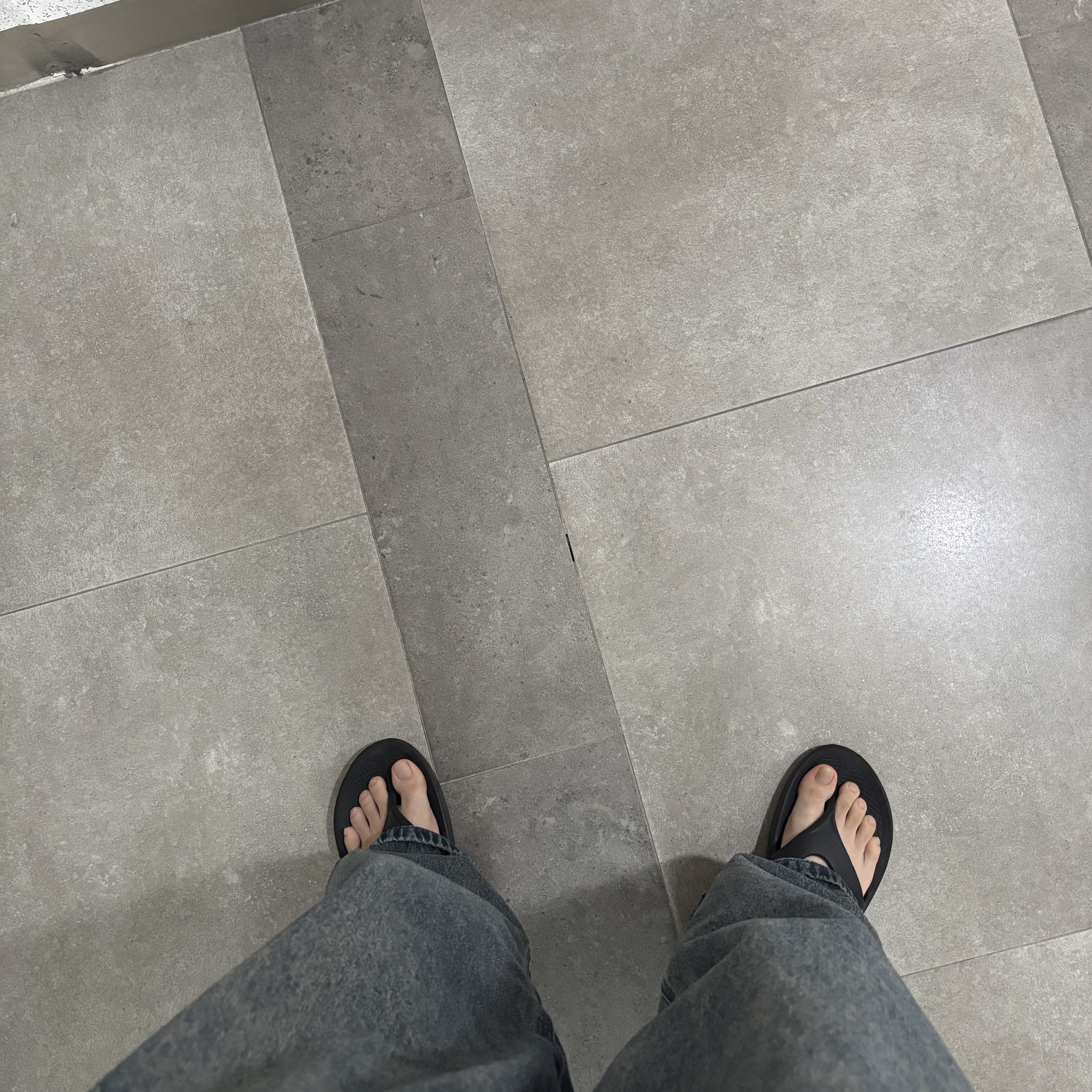 Oofos OOriginal Black 착용 스타일