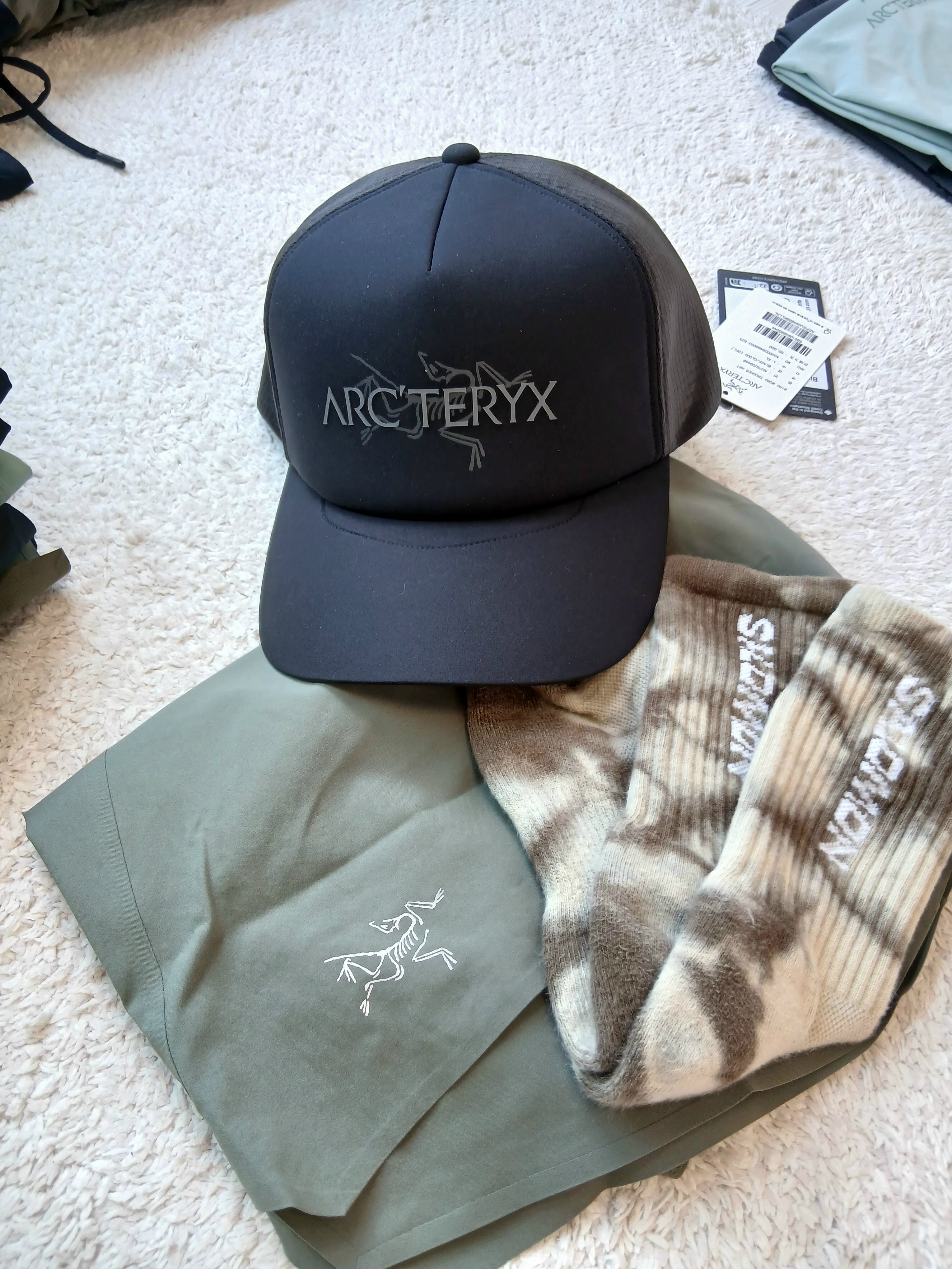 Arc'teryx Bird Word Trucker Hat Black Cloud, Arc'teryx Norvan Shorts 5 Inch Black 착용 스타일 - 1
