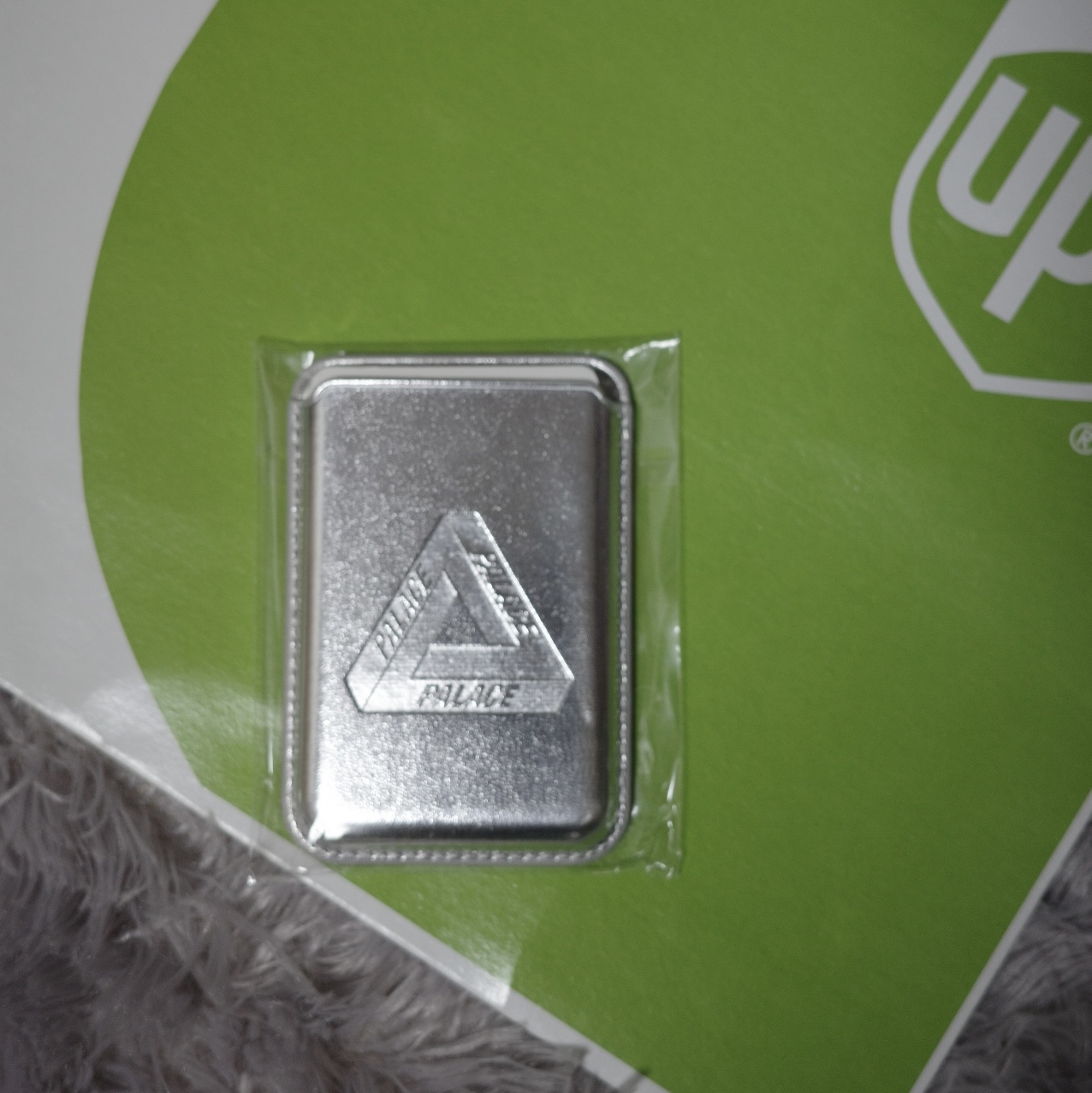 Palace Magsafe Wallet Silver - 25SS 착용 스타일 - 1