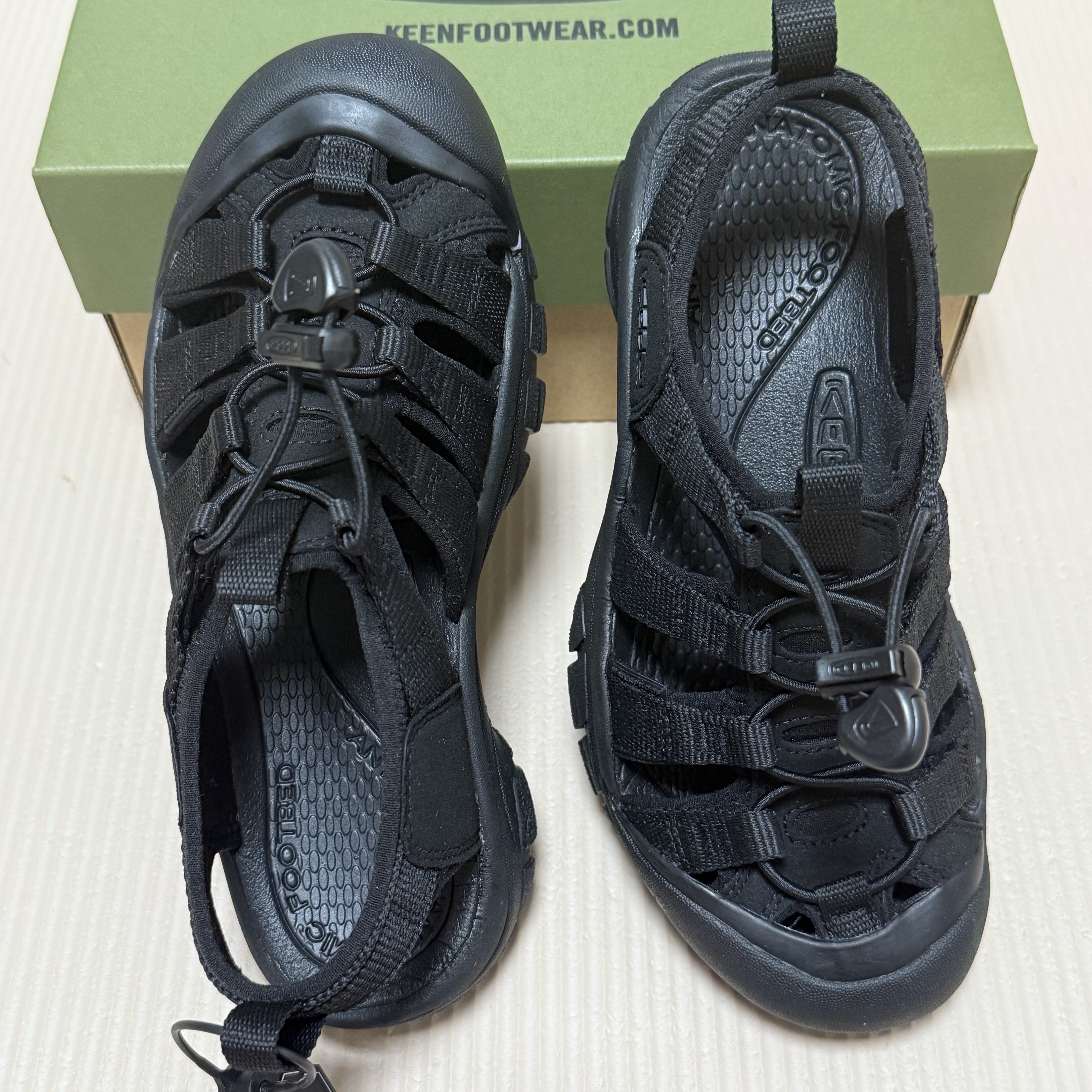 (W) Keen Newport H2 Triple Black 착용 스타일 - 3