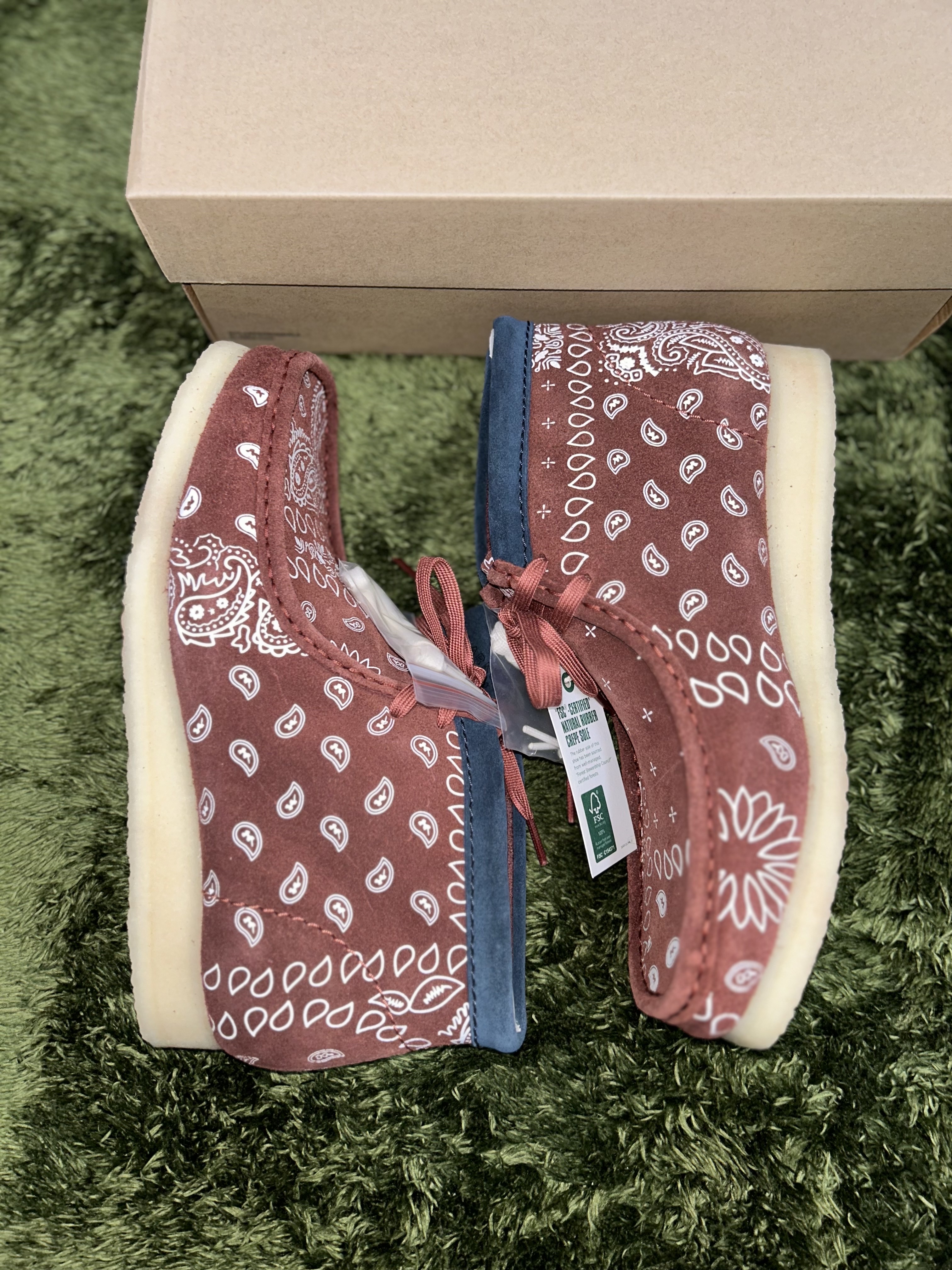 Clarks Wallabee Boots Brick Paisley 착용 스타일 - 4