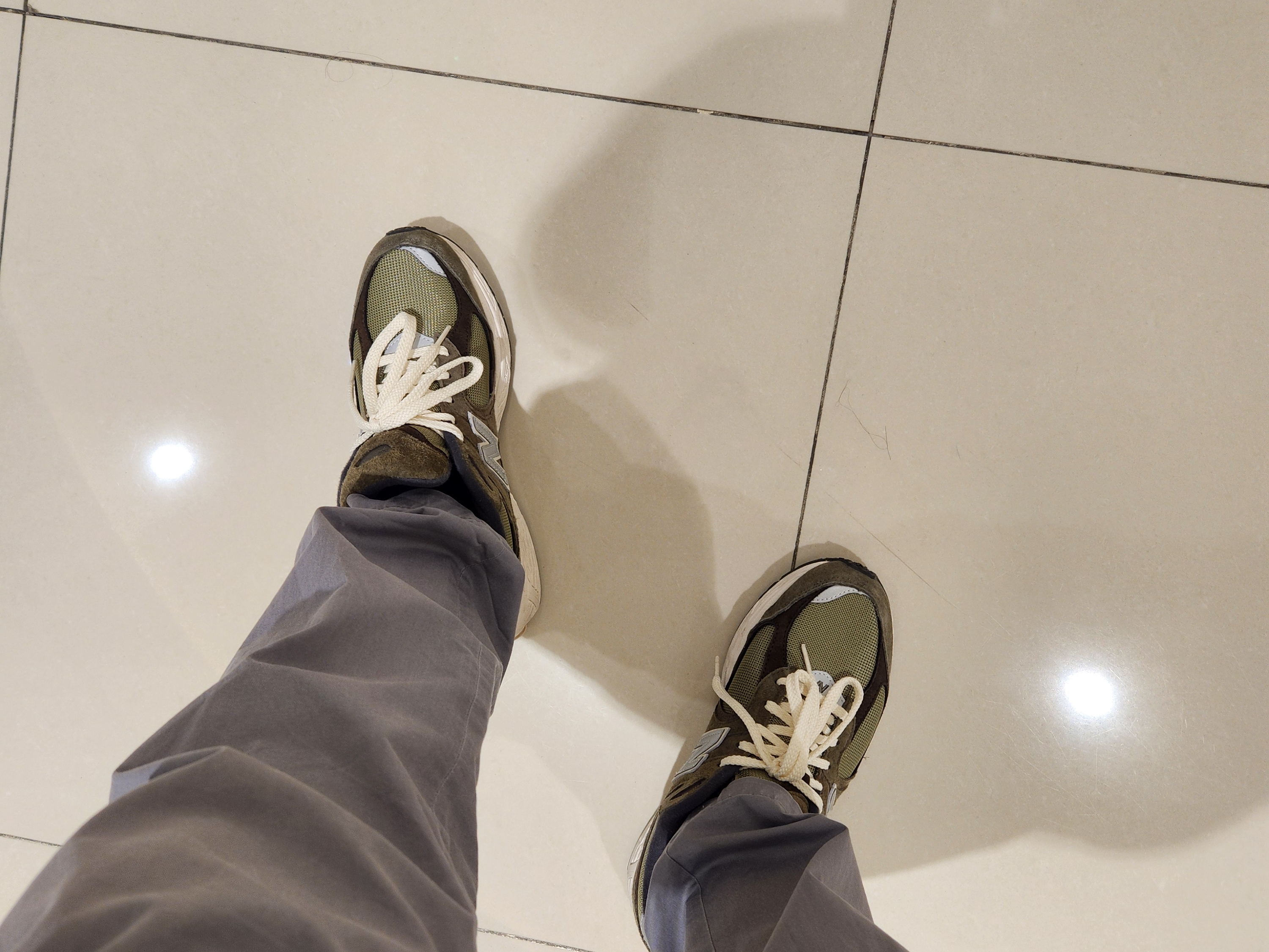 New Balance 2002R Special Vintage Khaki 착용 스타일