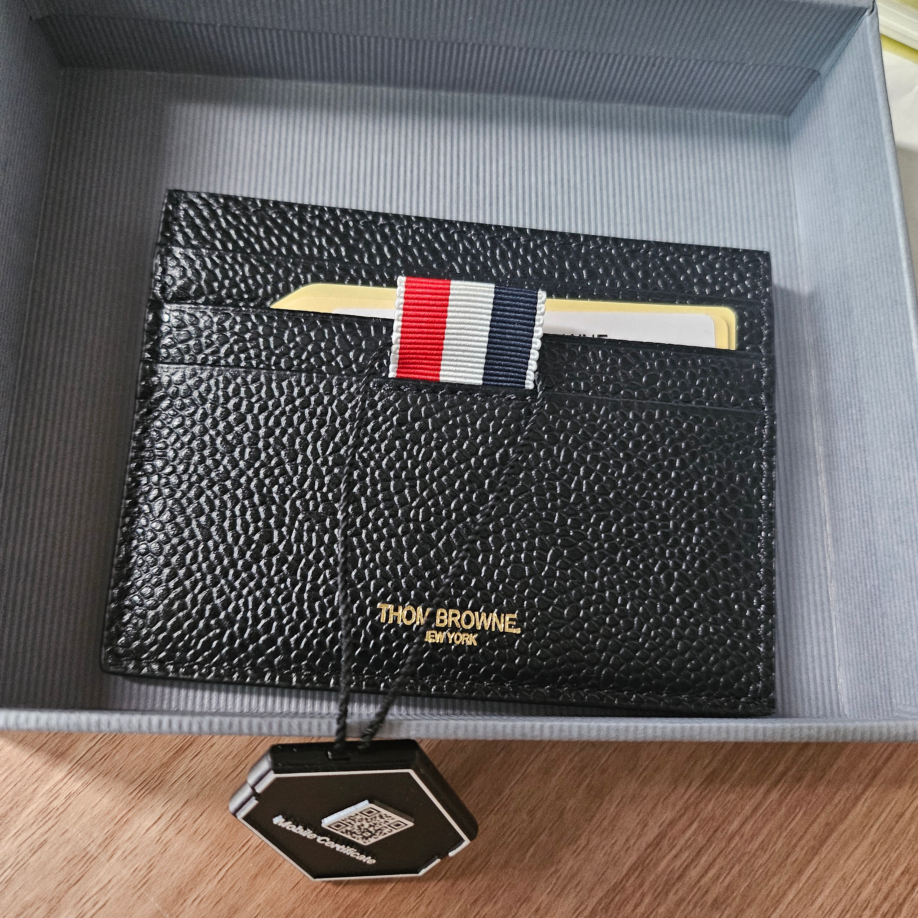 Thom Browne Pebble Grain Leather Stripe Note Compartment Card Holder Black 착용 스타일 - 3