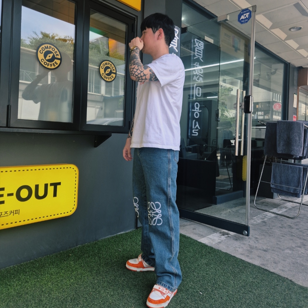 Loewe Anagram baggy jeans Mid Blue Denim, Louis Vuitton Velcro Strap LV Trainer Sneaeker Monogram Denim Orange 착용 스타일