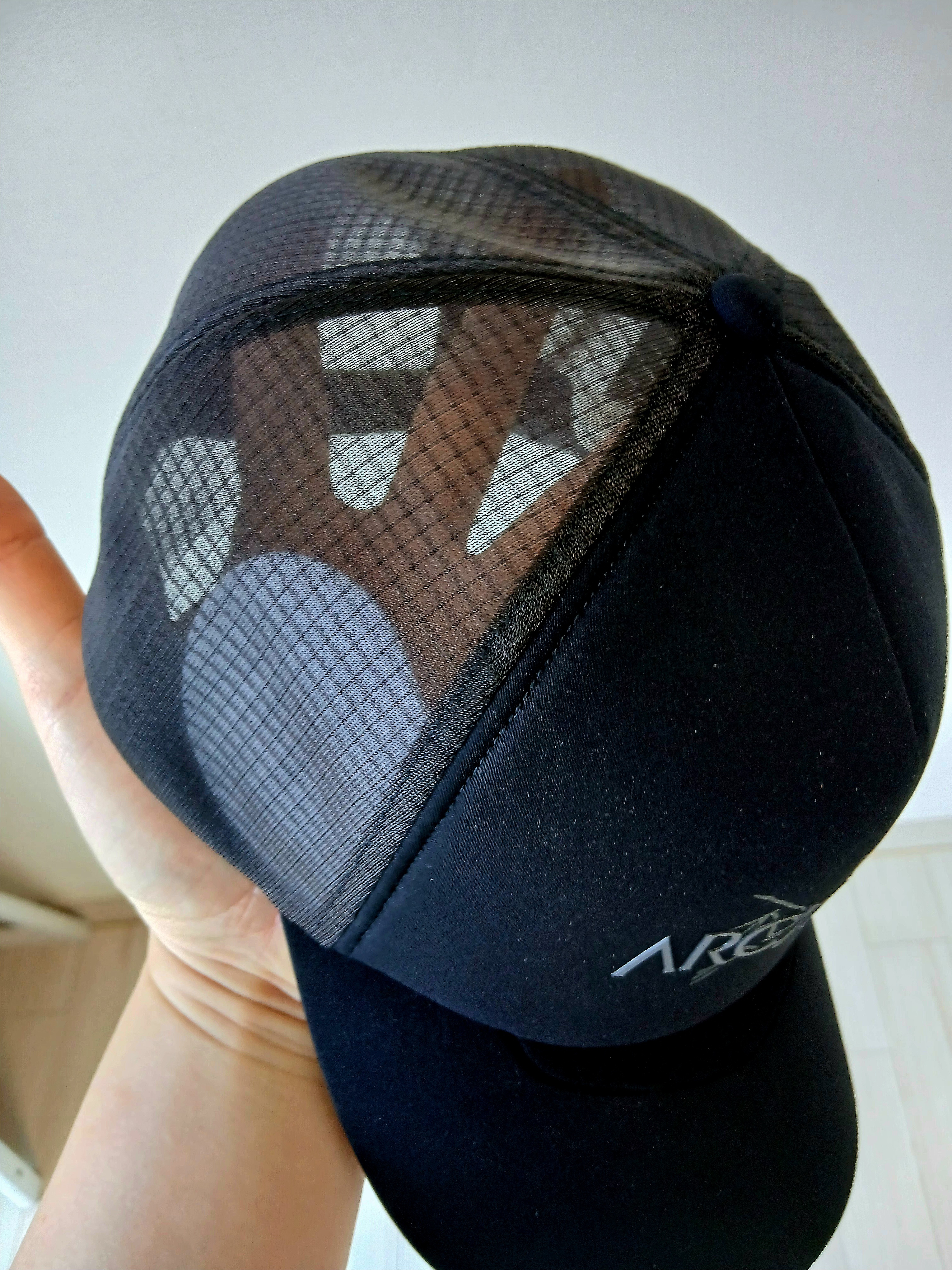 Arc'teryx Bird Word Trucker Hat Black Cloud, Arc'teryx Incendo Airshell Hoody Black 착용 스타일 - 3