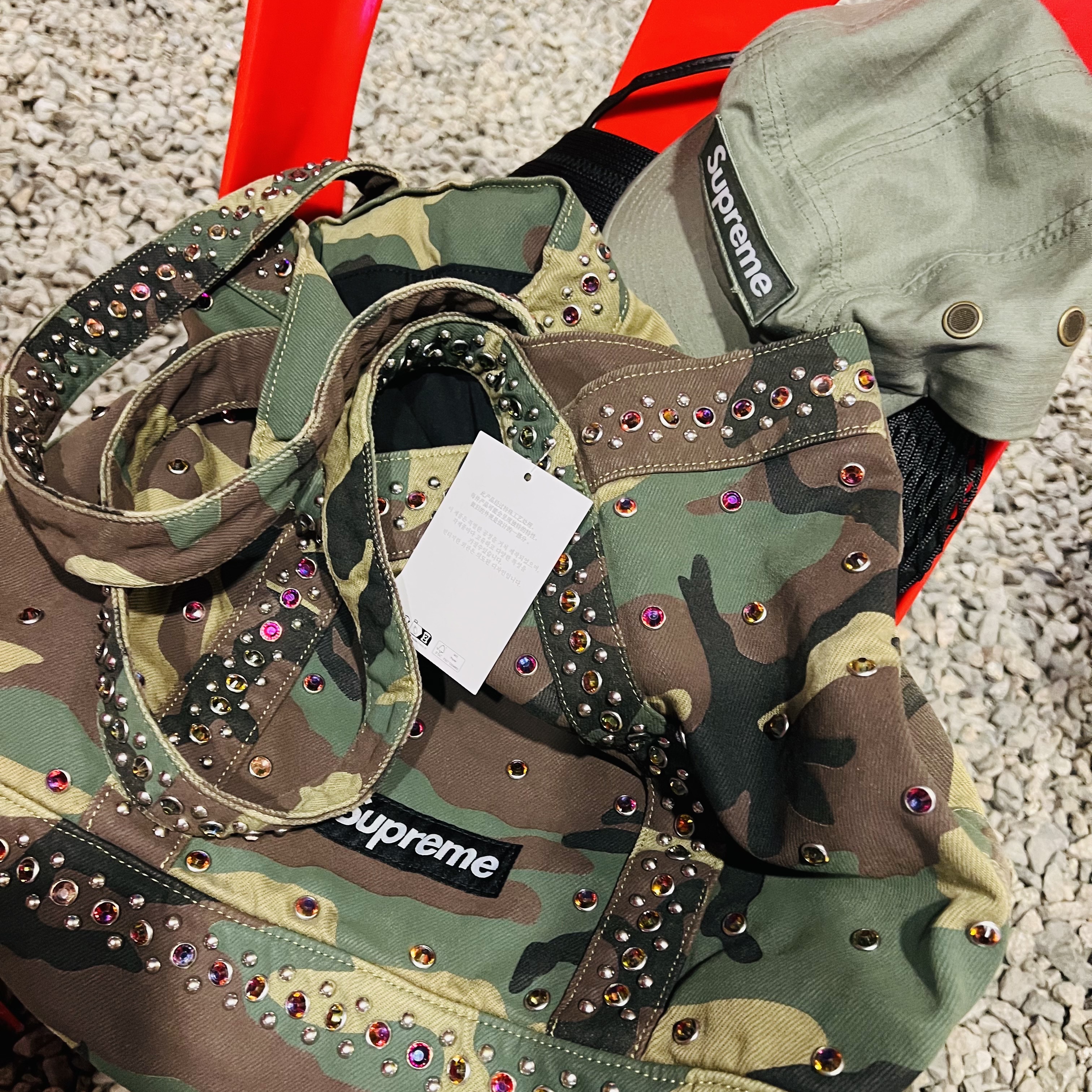 Supreme x B.B. Simon Denim Tote Bag Woodland Camo - 25SS, Supreme Military Camp Cap Olive - 25SS 착용 스타일 - 1