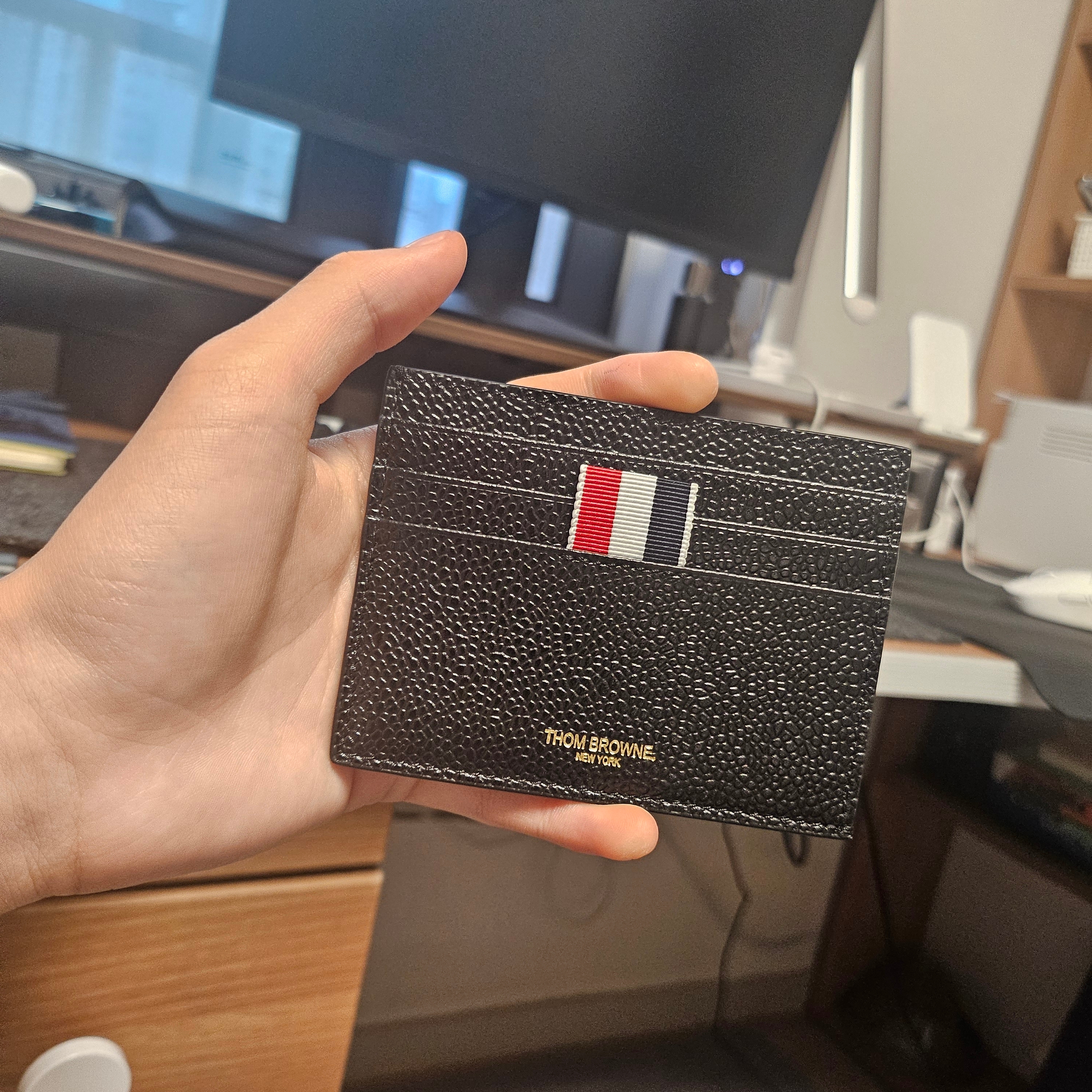 Thom Browne Pebble Grain Leather Stripe Note Compartment Card Holder Black 착용 스타일 - 1